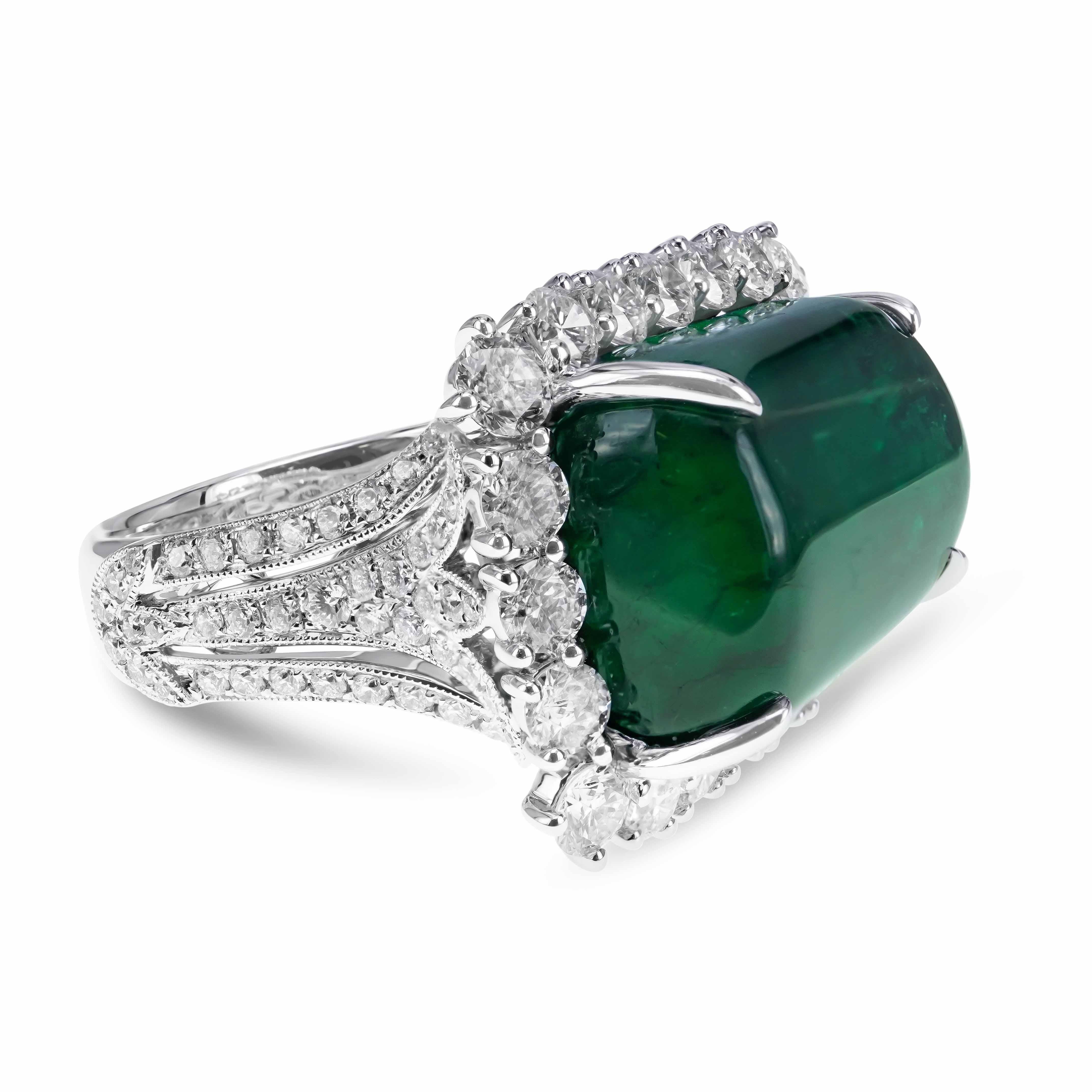 21,40 Karat lebhaft grüner stummerförmiger Smaragd 2,63 Karat Diamant-Cocktail RIng (Art nouveau) im Angebot