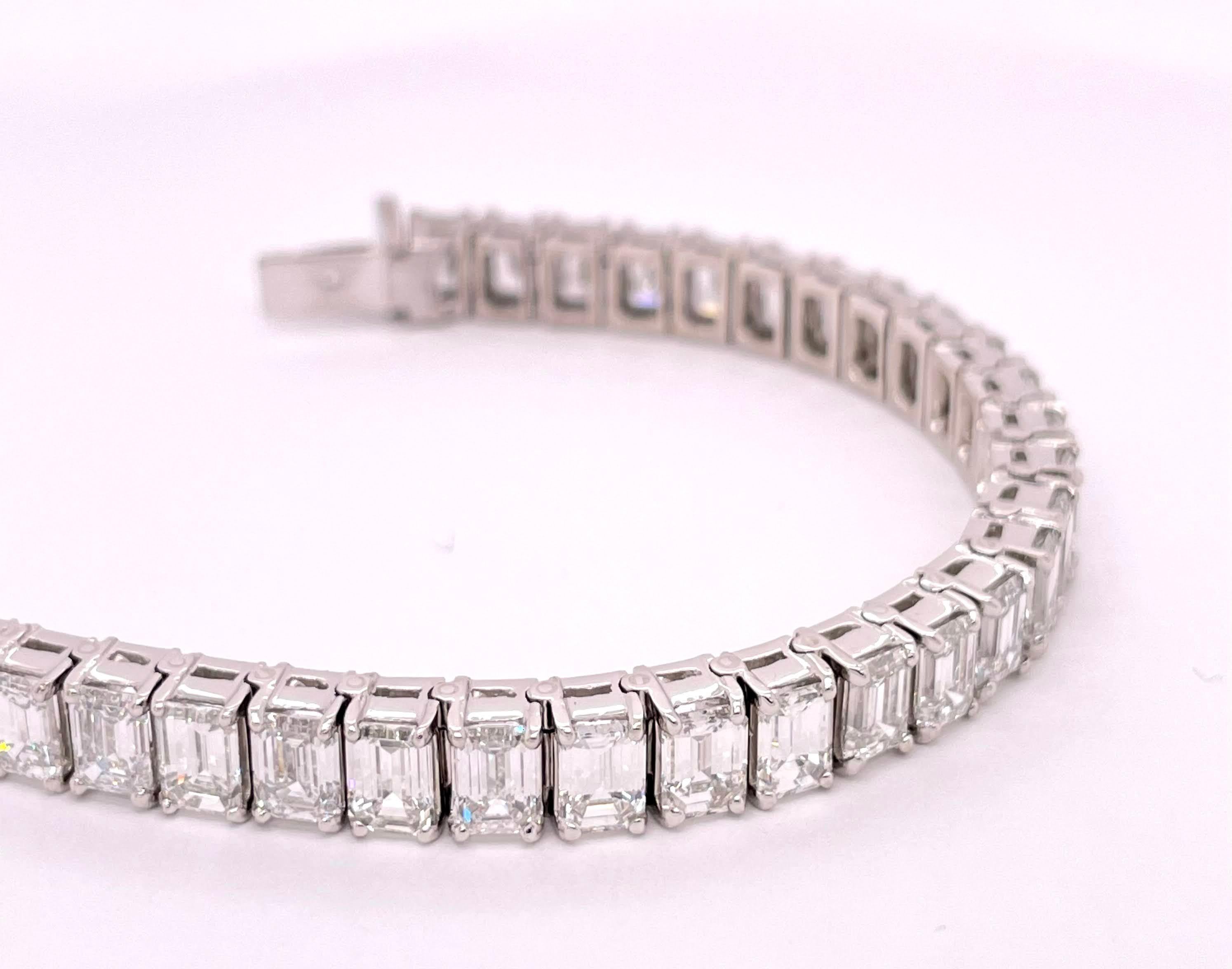 21.40 Carats Emerald Cuts Tennis Bracelet Platinum Mounting For Sale at