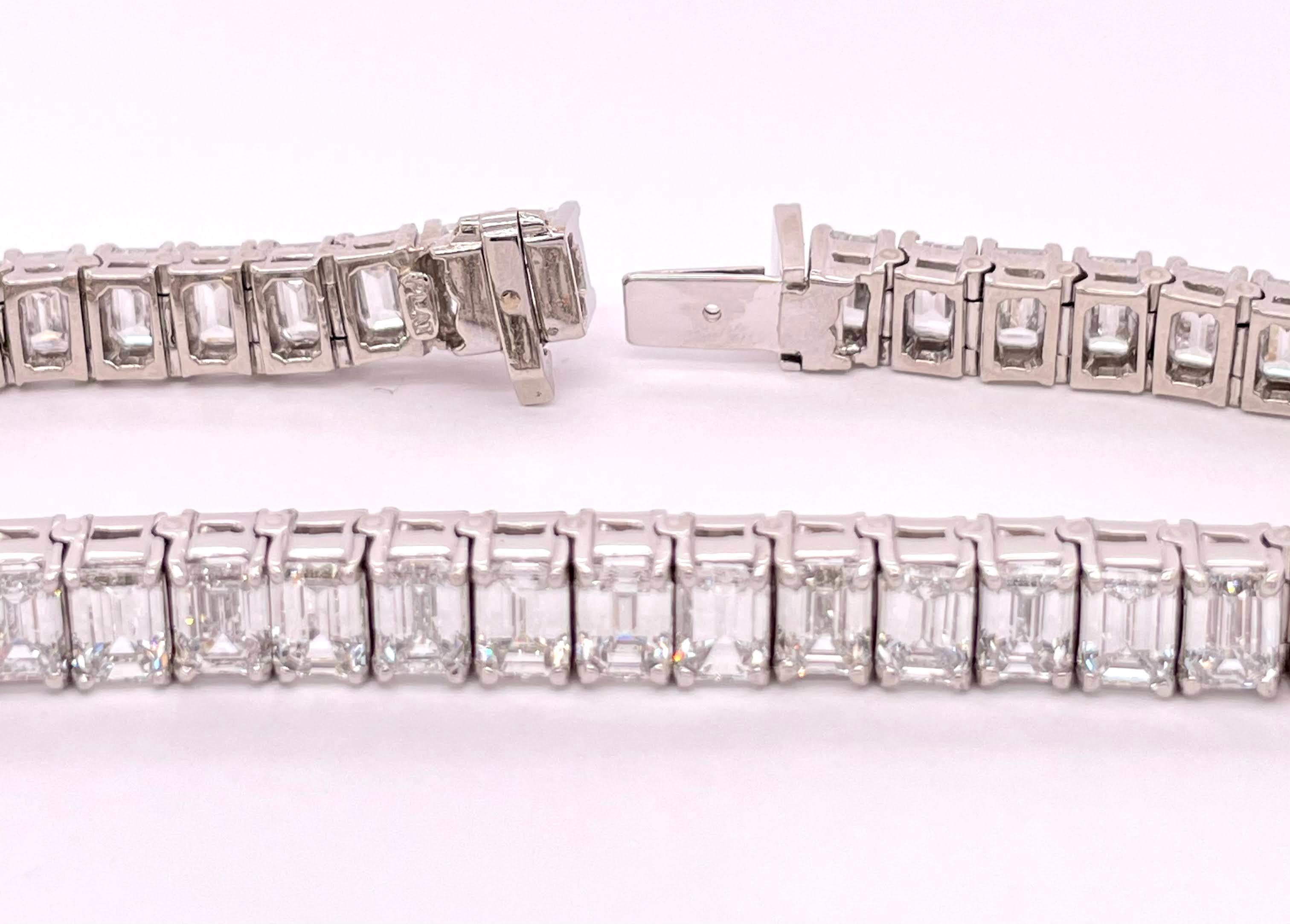 21.40 Carats Emerald Cuts Tennis Bracelet Platinum Mounting For Sale at