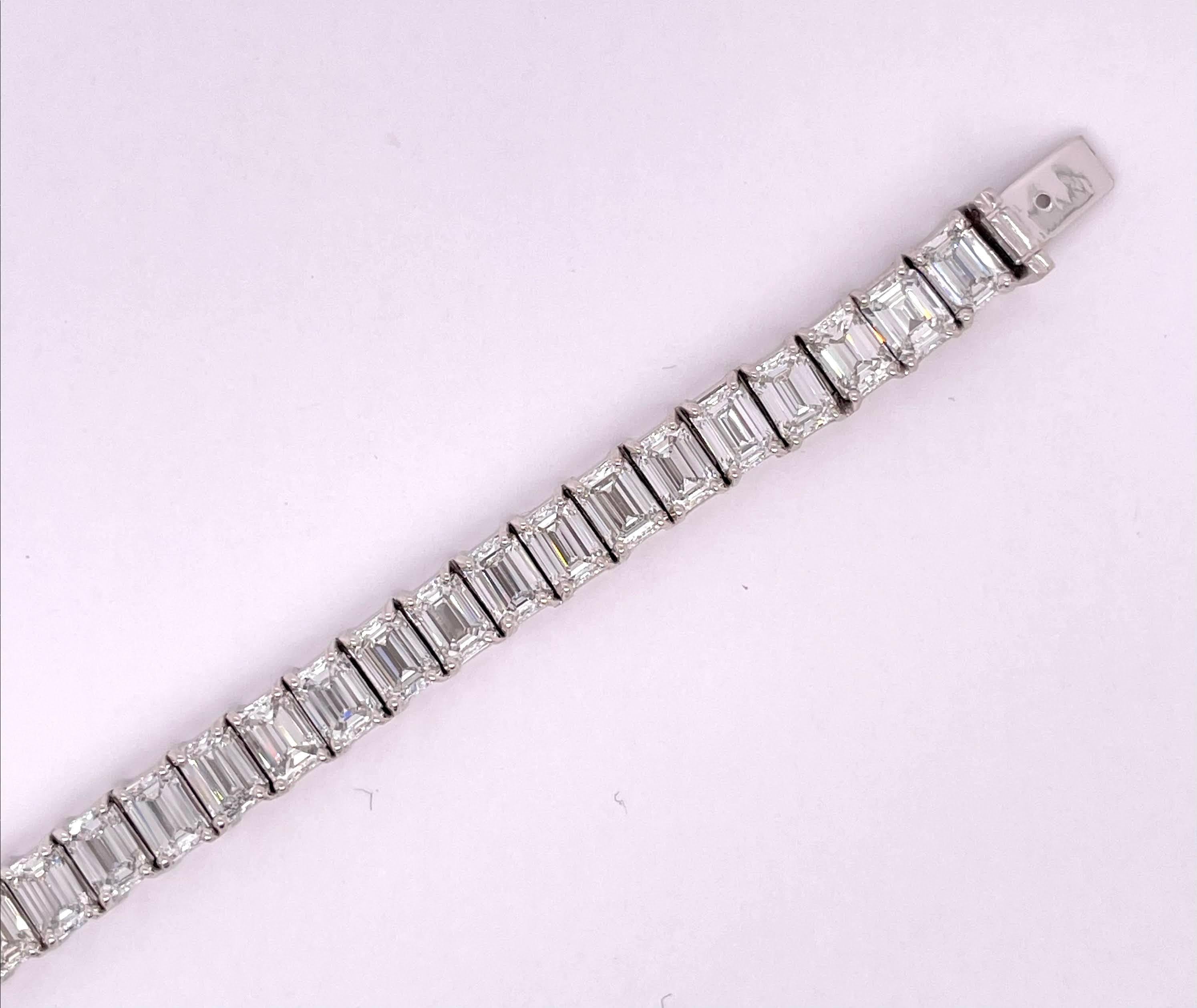 21.40 Carats Emerald Cuts Tennis Bracelet Platinum Mounting For Sale at