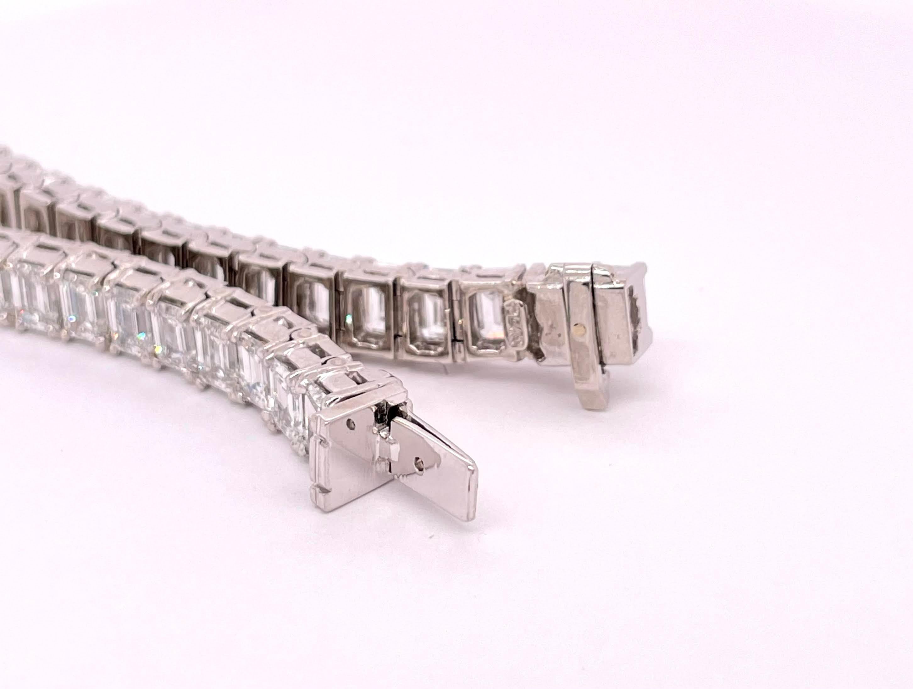21.40 Carats Emerald Cuts Tennis Bracelet Platinum Mounting For Sale at