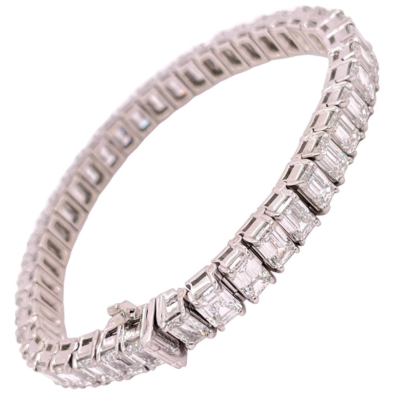 21.40 Carats Emerald Cuts Tennis Bracelet Platinum Mounting For Sale at
