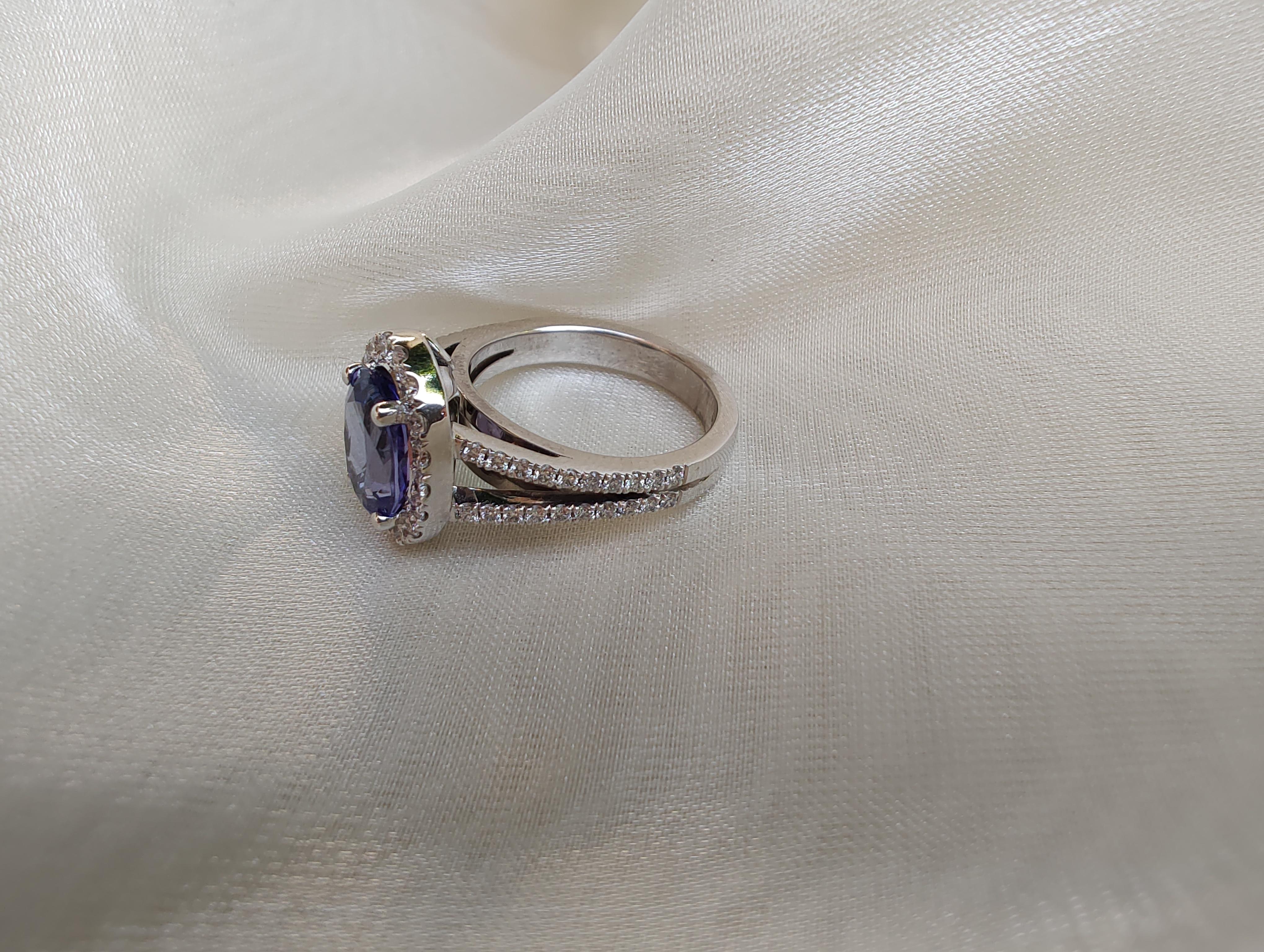 Contemporary 2.14 Carat Tanzanite and Diamond Cocktail Ring For Sale