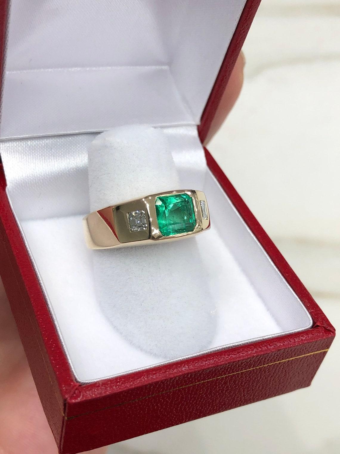 Trendy 2.14tcw 14K Colombian Emerald & Asscher Diamond Gold Signet 3 Stone Ring In New Condition In Jupiter, FL