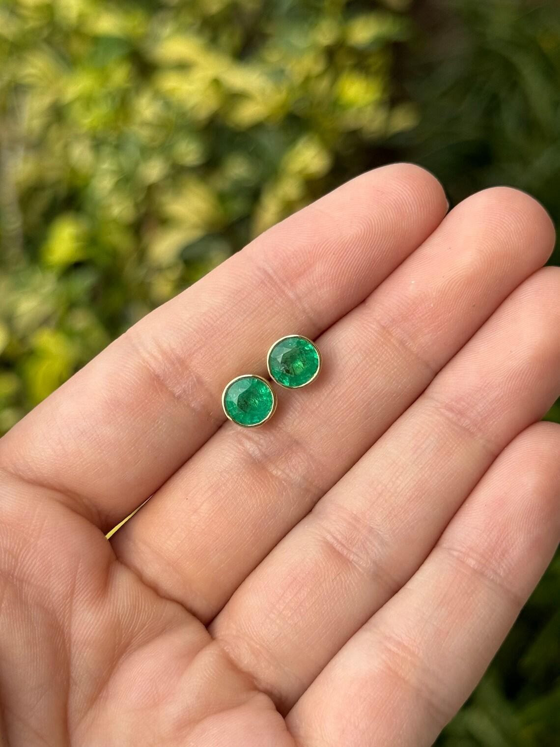 Moderno Orecchino con smeraldo colombiano rotondo da 2,14tcw 18K con castone e smeraldo verde brillante in vendita