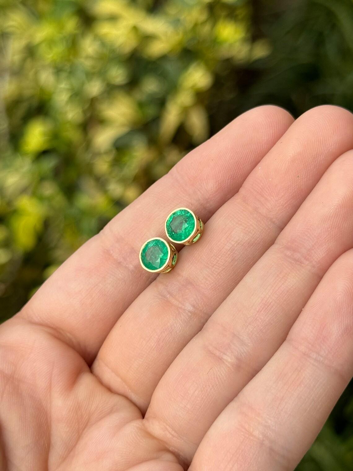 Taglio rotondo Orecchino con smeraldo colombiano rotondo da 2,14tcw 18K con castone e smeraldo verde brillante in vendita