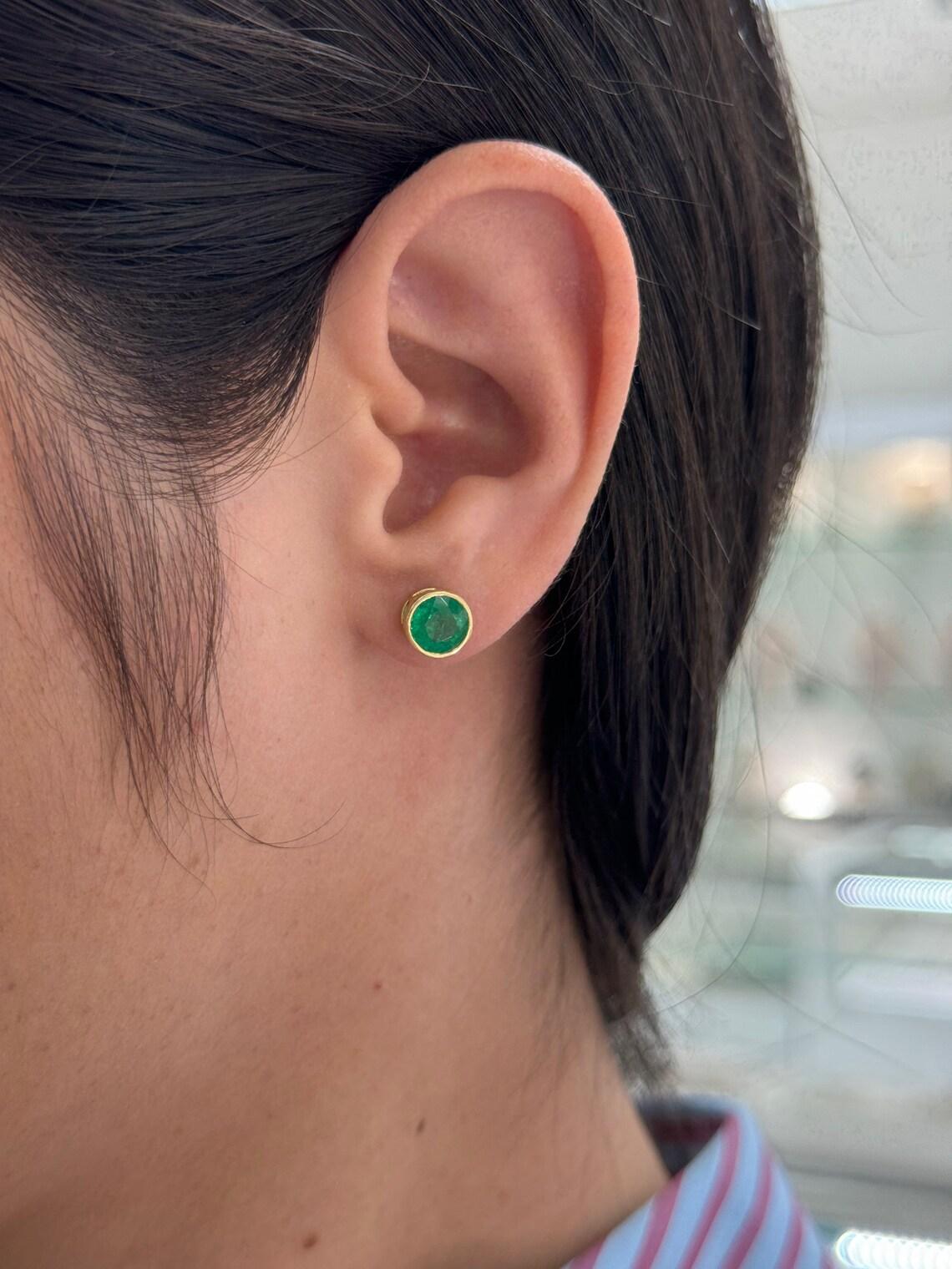 Donna Orecchino con smeraldo colombiano rotondo da 2,14tcw 18K con castone e smeraldo verde brillante in vendita