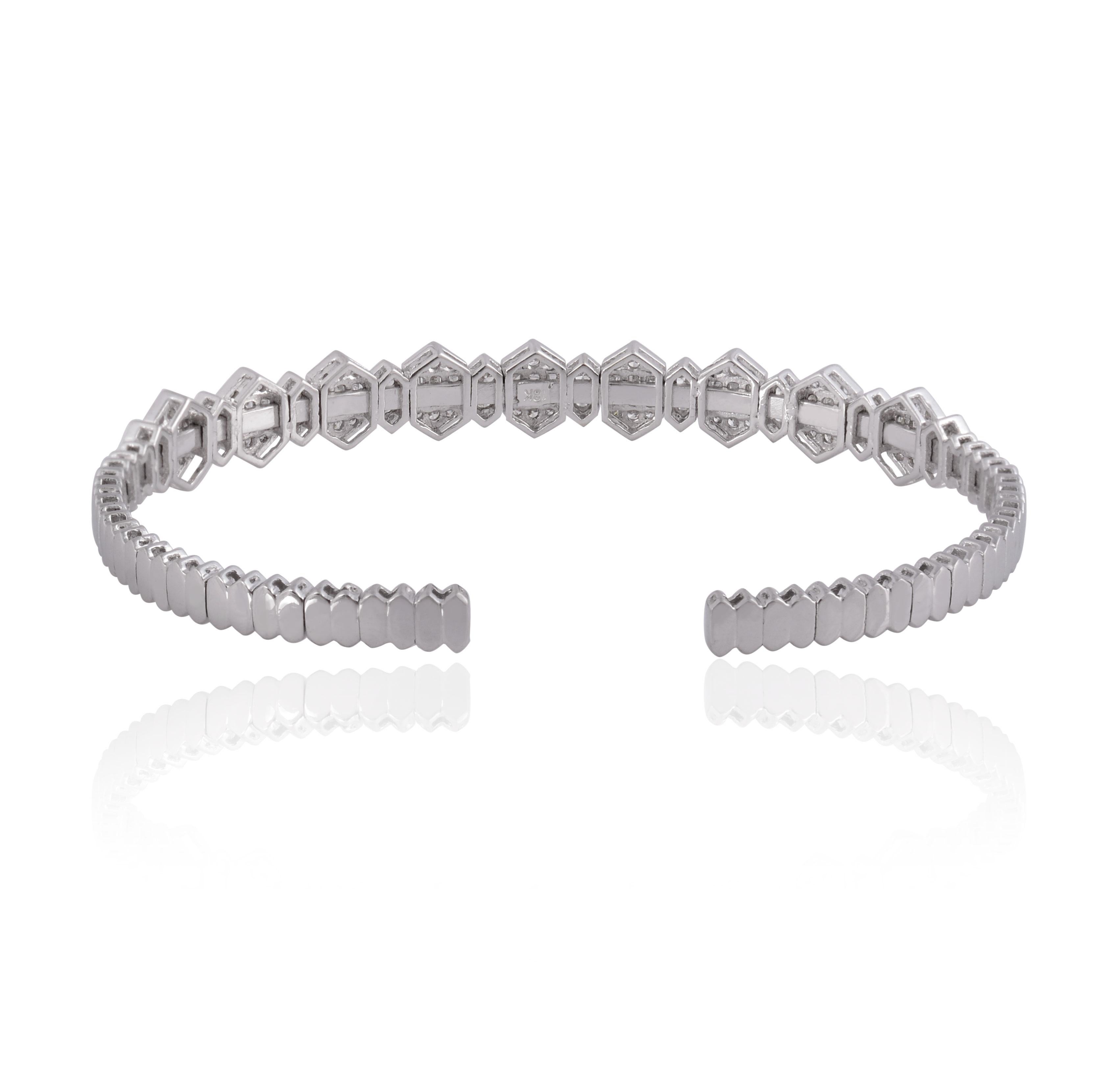 Entrez dans le monde du luxe avec ce captivant bracelet manchette en diamant baguette de 2,15 carats, méticuleusement réalisé en or blanc 14 carats rayonnant. Cette exquise pièce de joaillerie fine est une célébration de la sophistication et de la