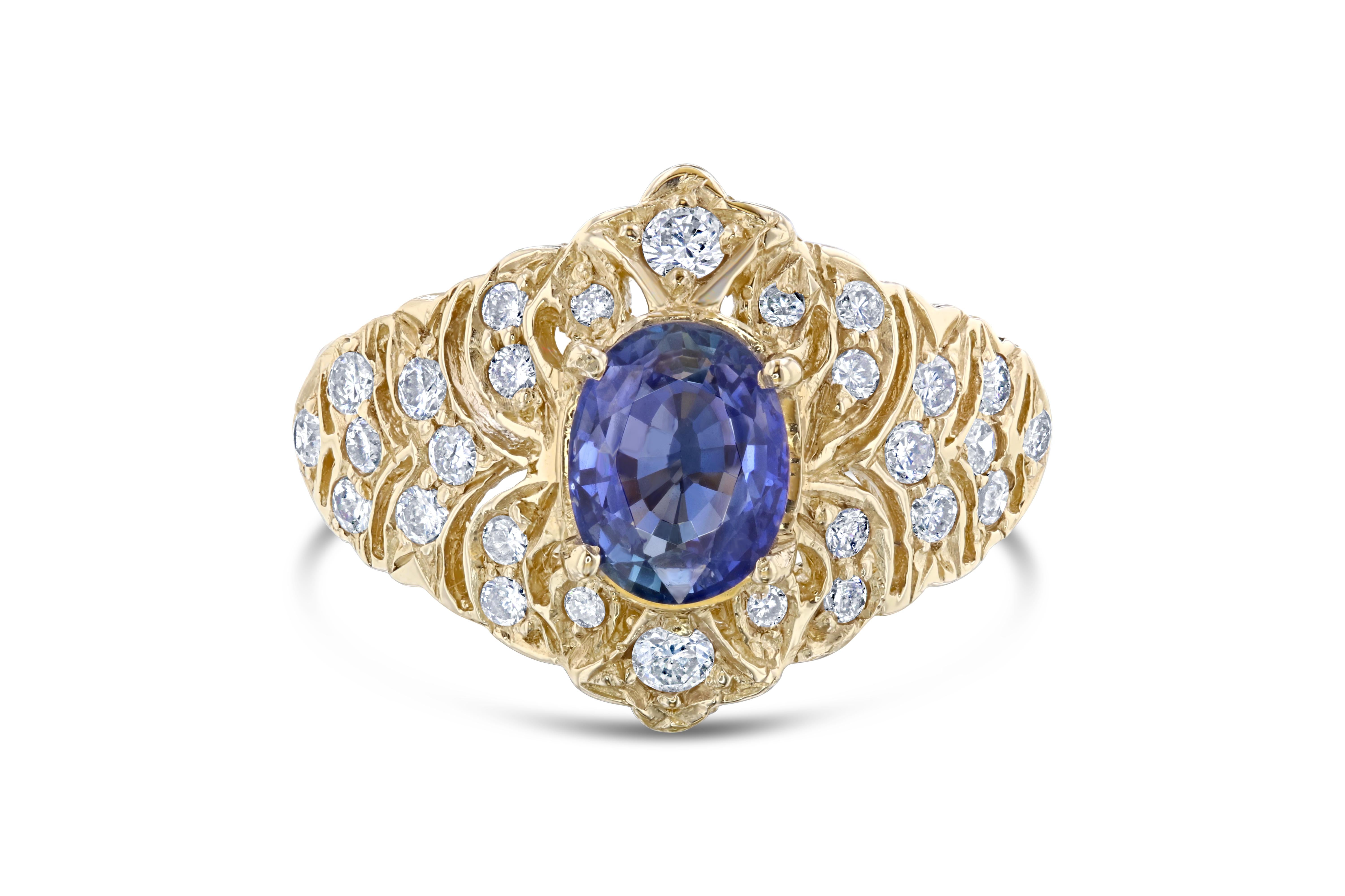 Cette bague unique est une bague d'inspiration vintage. Sa beauté provient de l'étonnant saphir bleu qui pèse 1.58 carats et est orné de 28 diamants taille ronde pesant 0.57 carats. Le poids total en carats est de 2,15 carats. 

Le saphir de taille