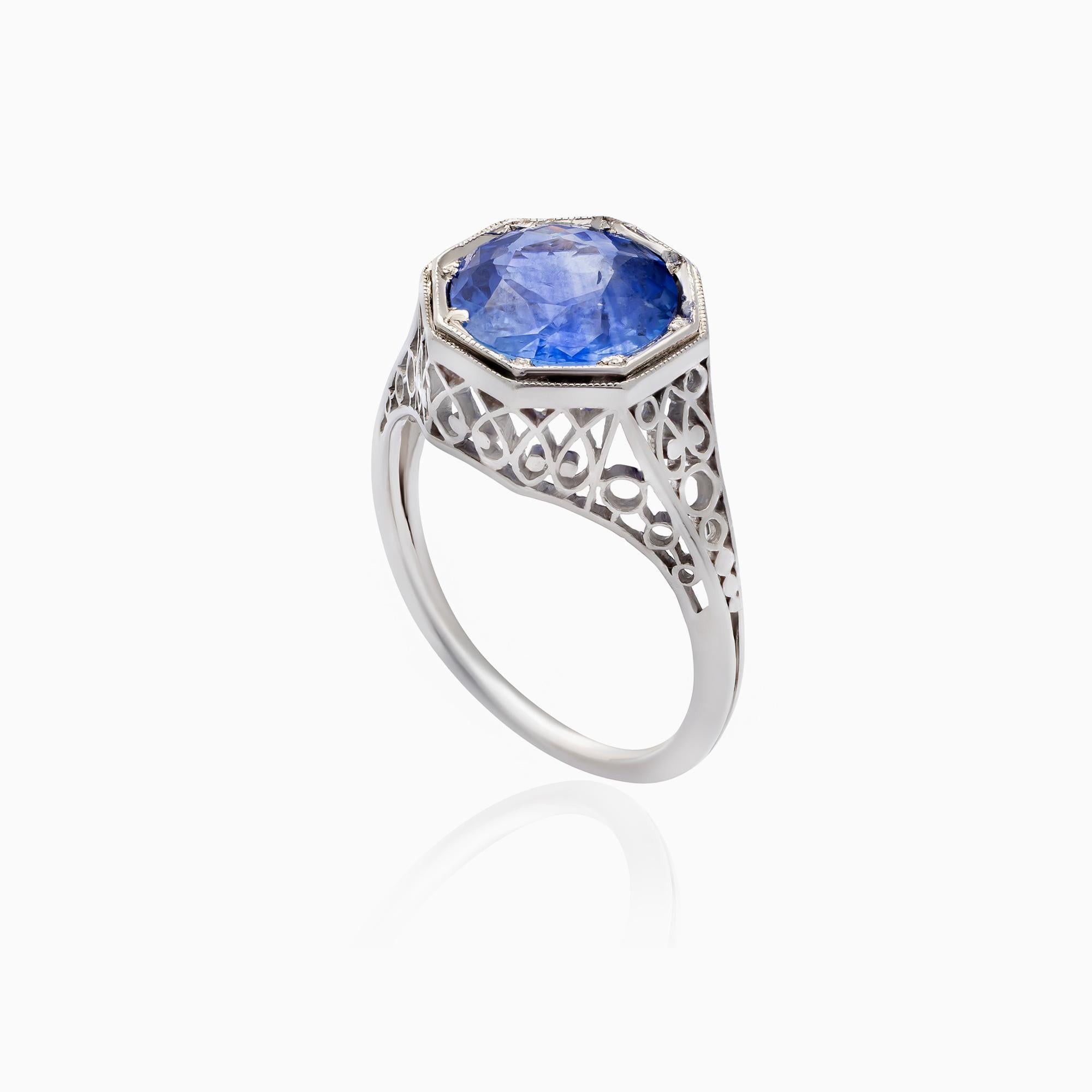 Anello con zaffiro, 2,15 carati, platino, design di ispirazione vintage. Questo elegante anello è realizzato in platino 950 e presenta uno zaffiro blu naturale a taglio rotondo di circa 2,15 carati. La gemma mostra una ricca tonalità di blu intenso
