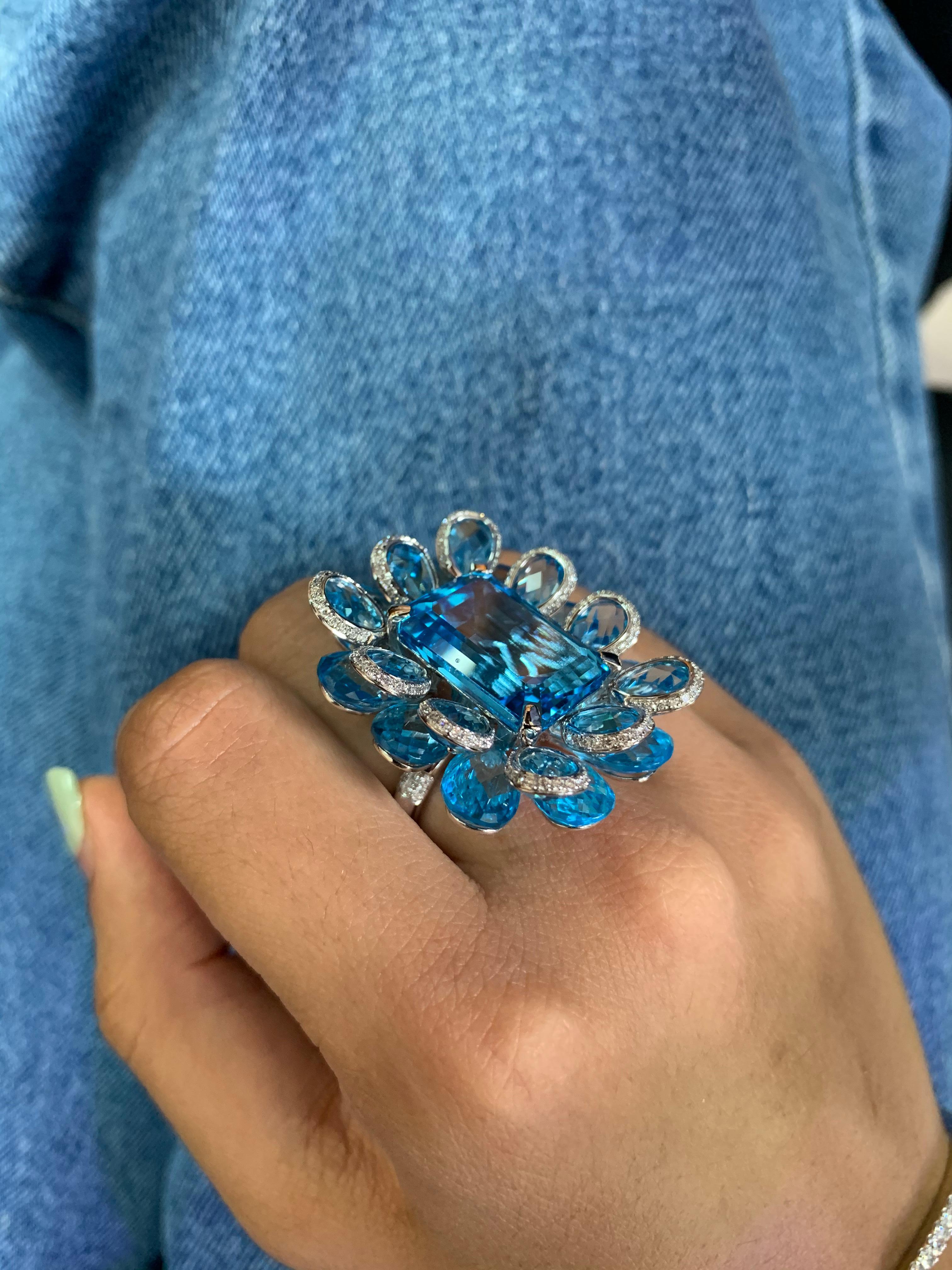 Bague florale en or blanc 18 carats avec topaze bleue de 21,5 carats et diamants Neuf - En vente à Hong Kong, HK