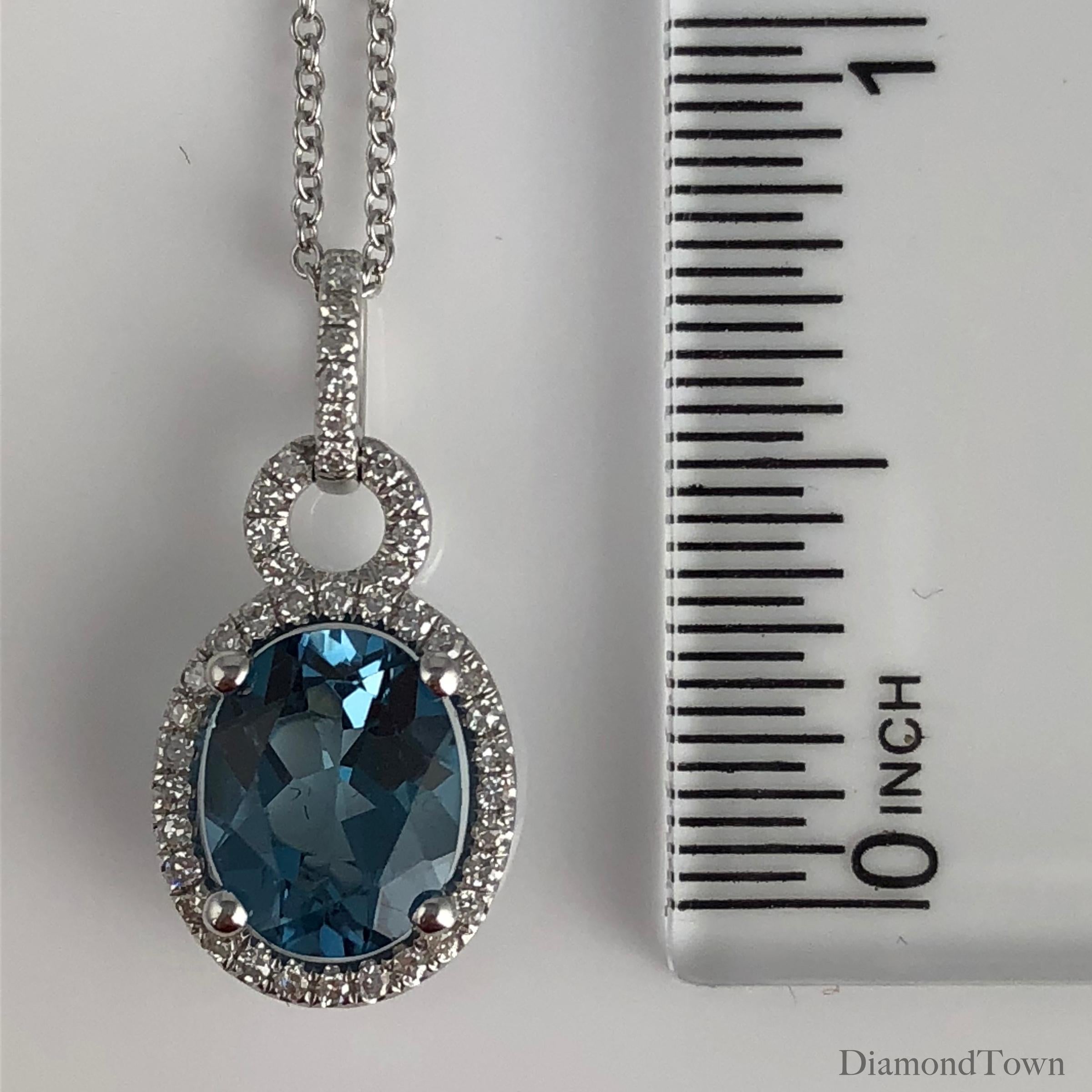 DiamondTown 2.15 Carat Blue Topaz and Diamond Halo Pendant in 14 K White Gold (Ovalschliff)