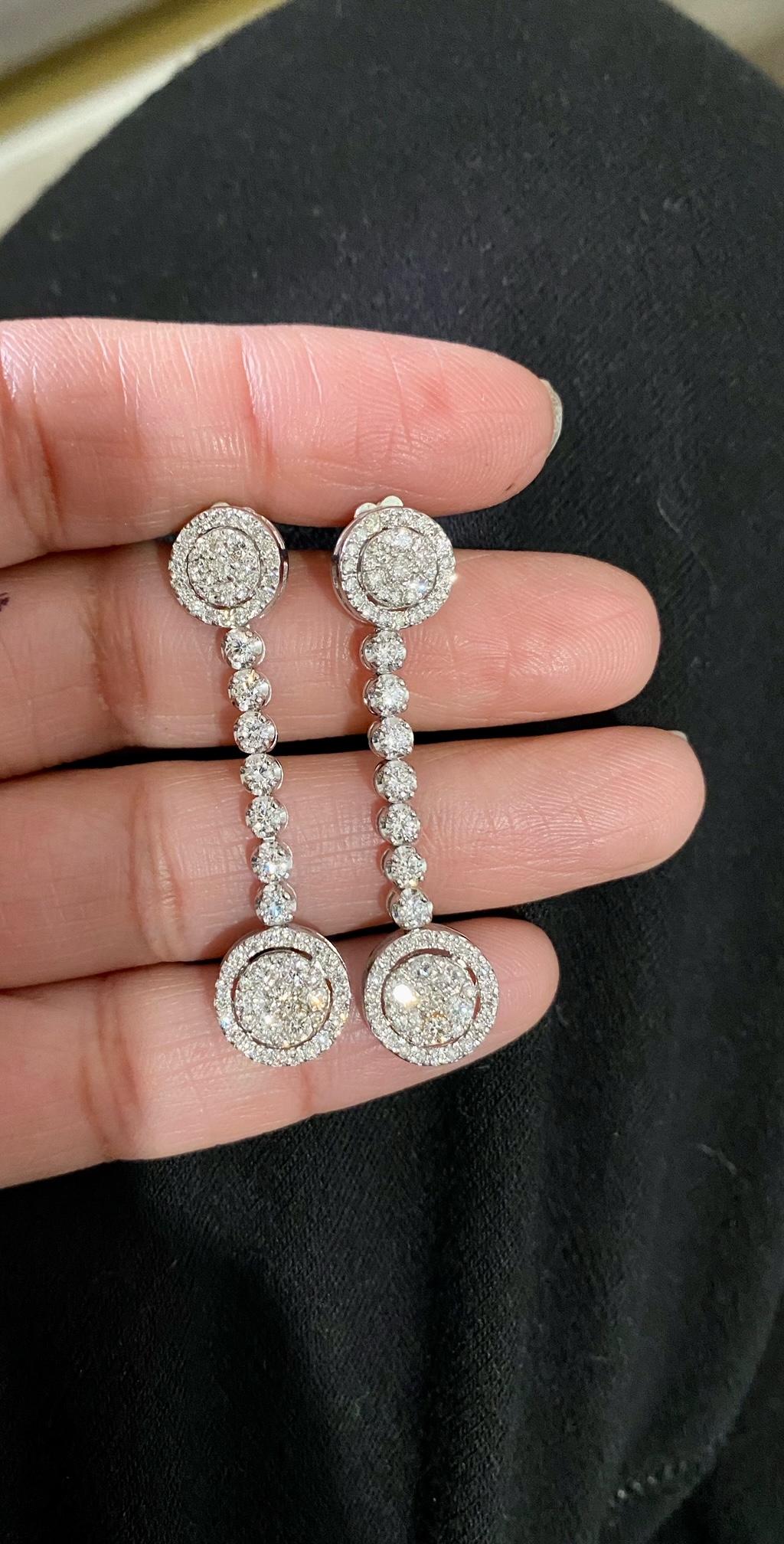 Boucles d'oreilles pendantes en or blanc 14 carats avec diamants de 2,15 carats en vente 1