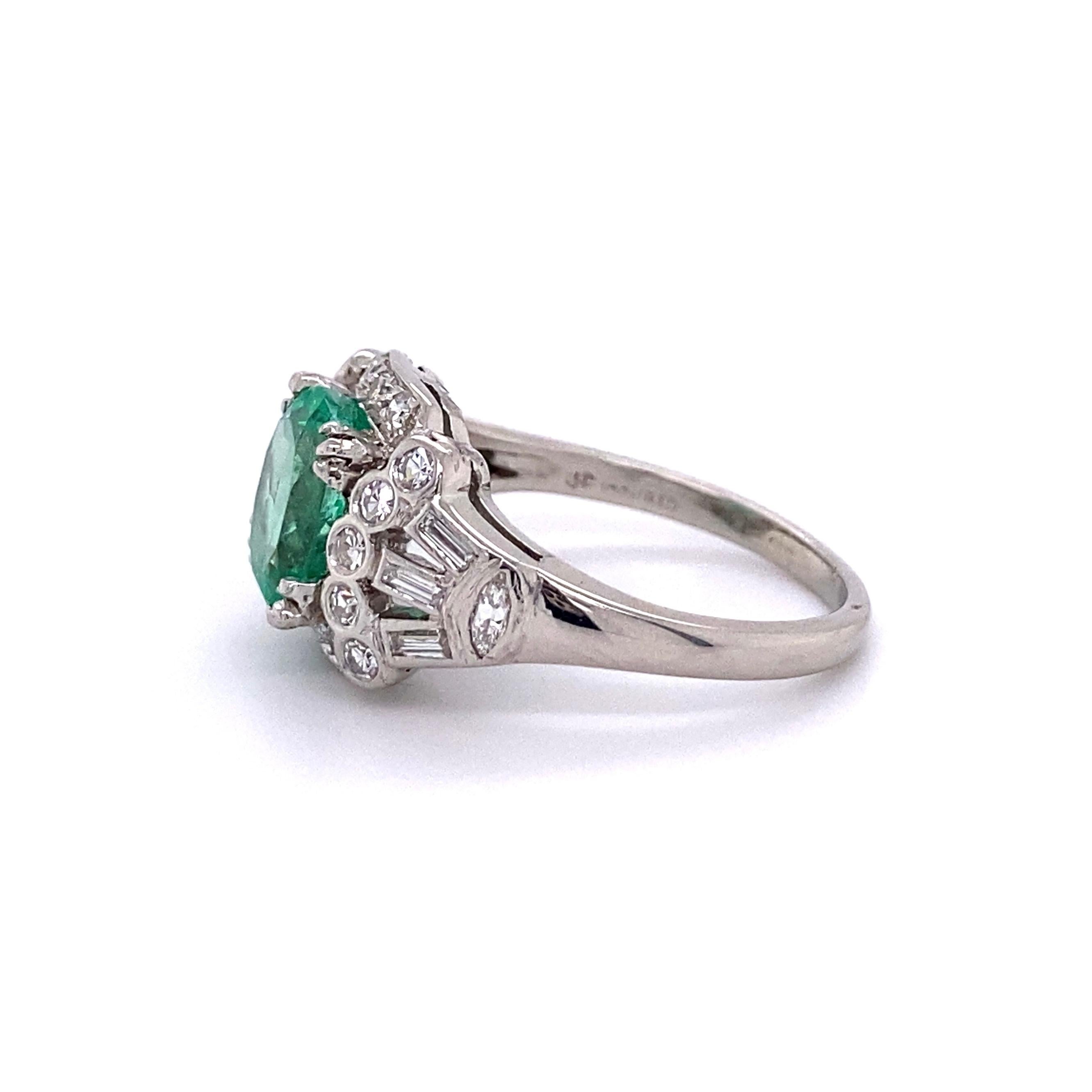 2.15 Carat Emerald and Diamond Platinum Cocktail Ring Estate Fine Jewelry In Excellent Condition For Sale In Montreal, QC