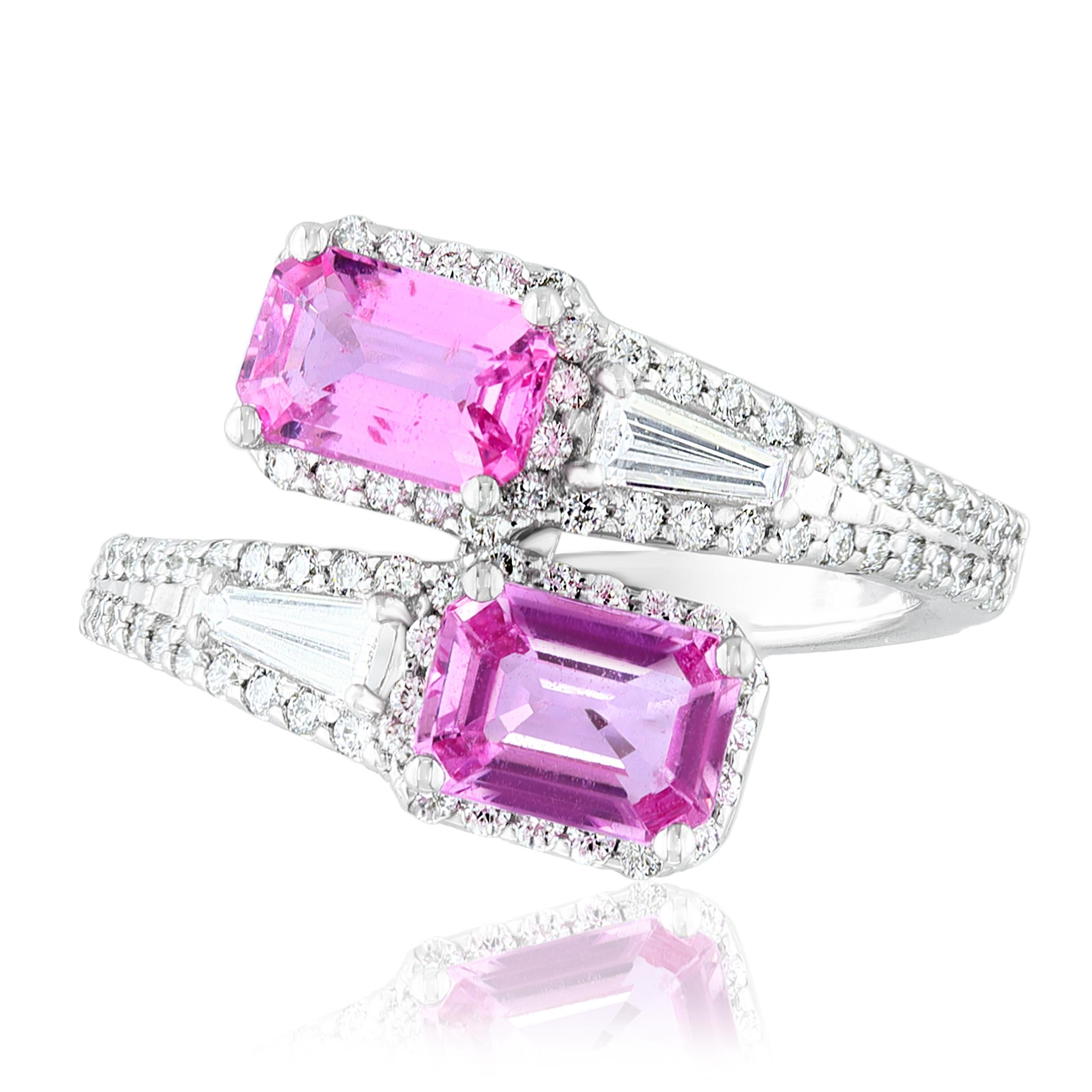 Der atemberaubende Ring Toi et Moi für die Ewigkeit zeichnet sich durch 2 rosa Saphire im Smaragdschliff aus, die von 2 Baguette-Diamanten in Ost-West-Richtung umrahmt werden. 84 runde Diamanten befinden sich auf halber Höhe des Schafts.
