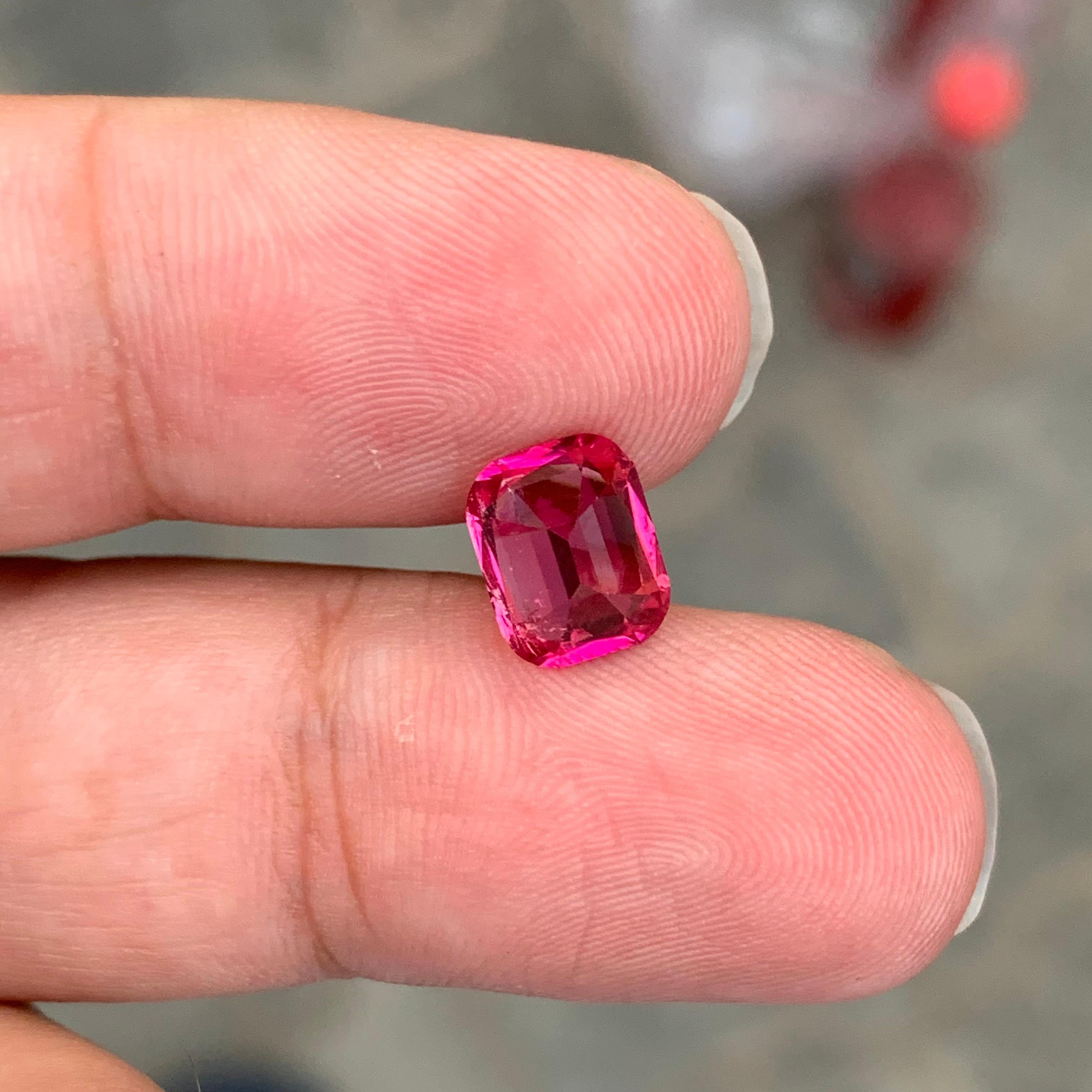 2.15 carati di eccellente tormalina rubellite sfaccettata a forma di cuscino in vendita 4