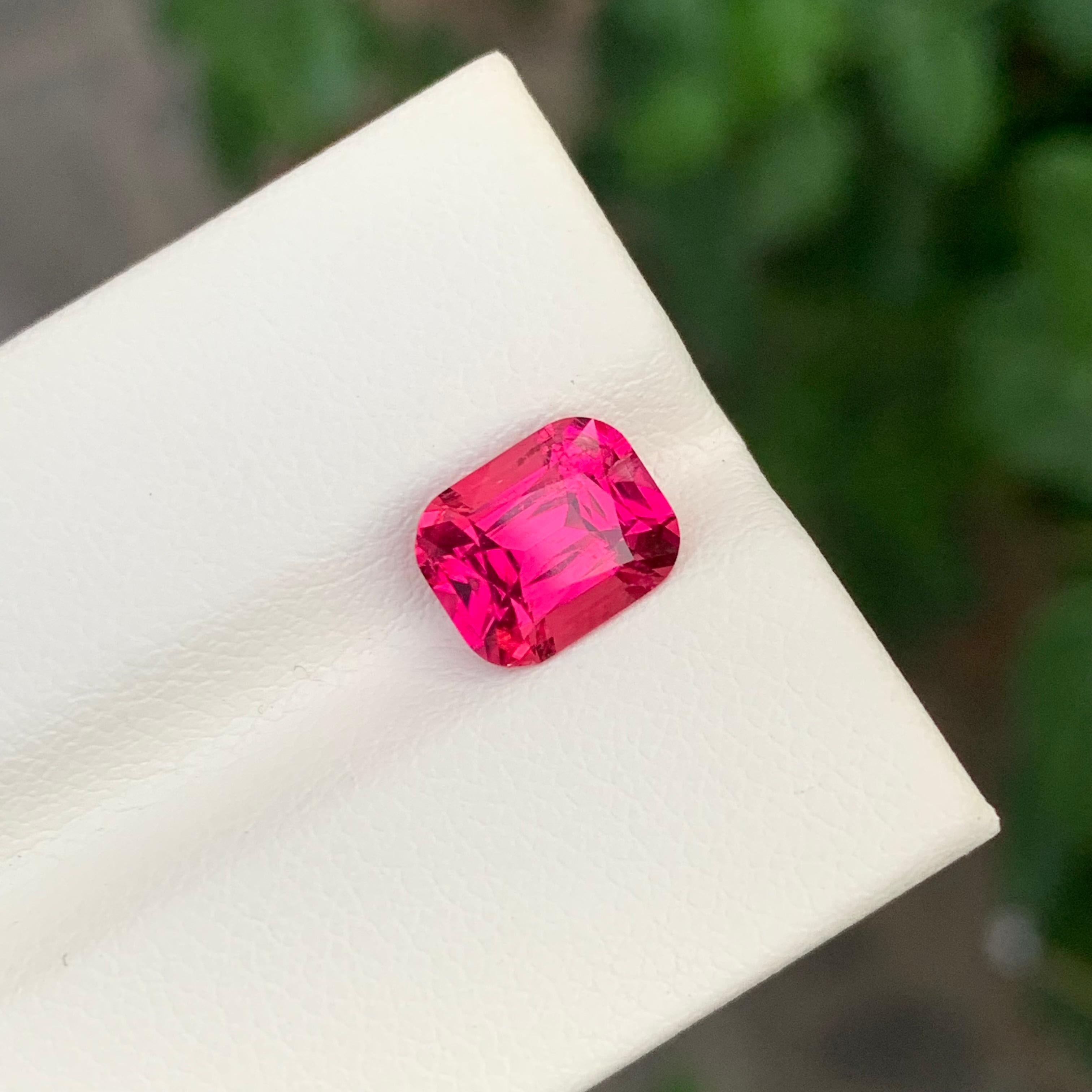Arts and Crafts 2.15 carati di eccellente tormalina rubellite sfaccettata a forma di cuscino in vendita