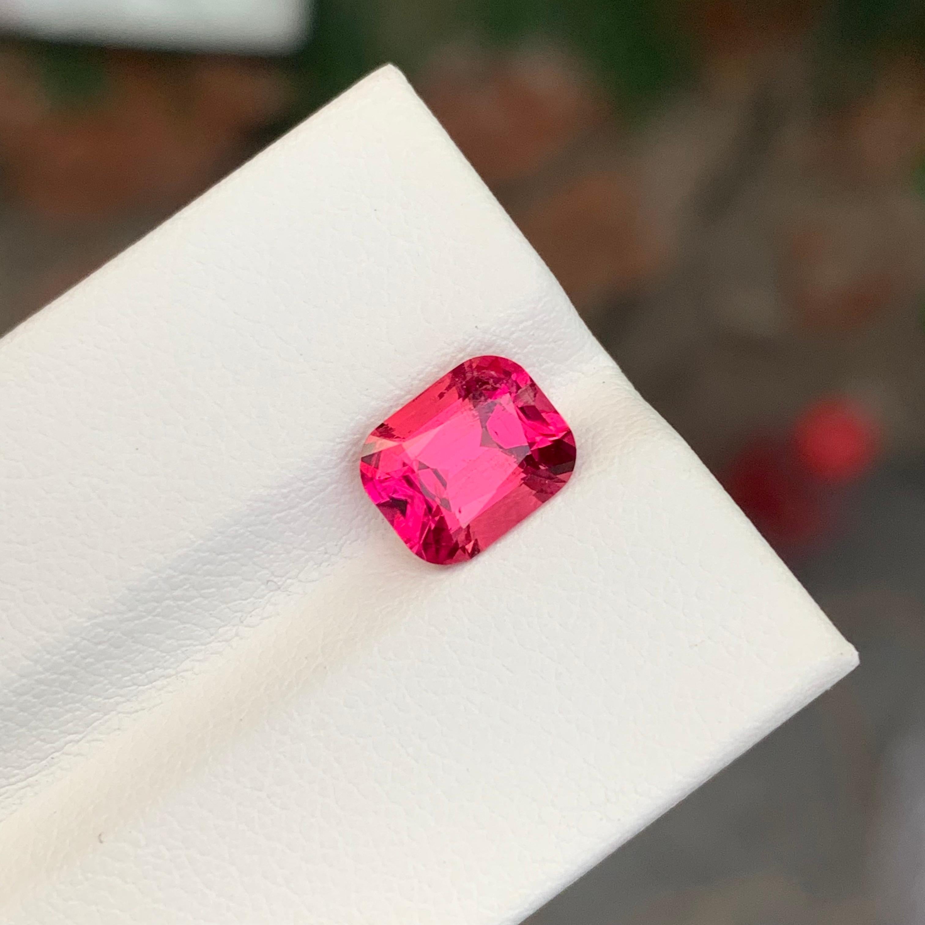 2.15 carati di eccellente tormalina rubellite sfaccettata a forma di cuscino In condizioni Nuovo in vendita a Peshawar, PK