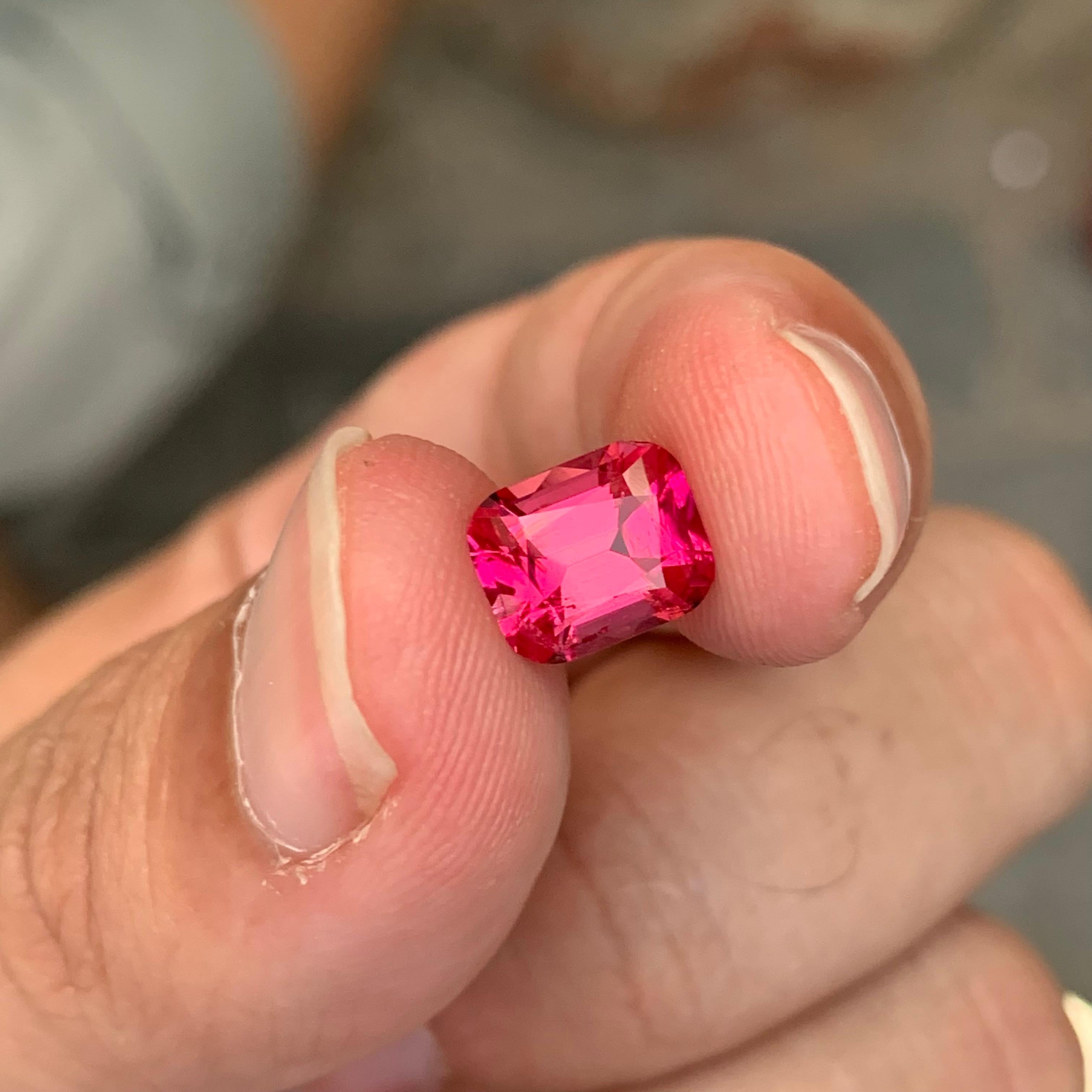 2.15 carati di eccellente tormalina rubellite sfaccettata a forma di cuscino in vendita 1