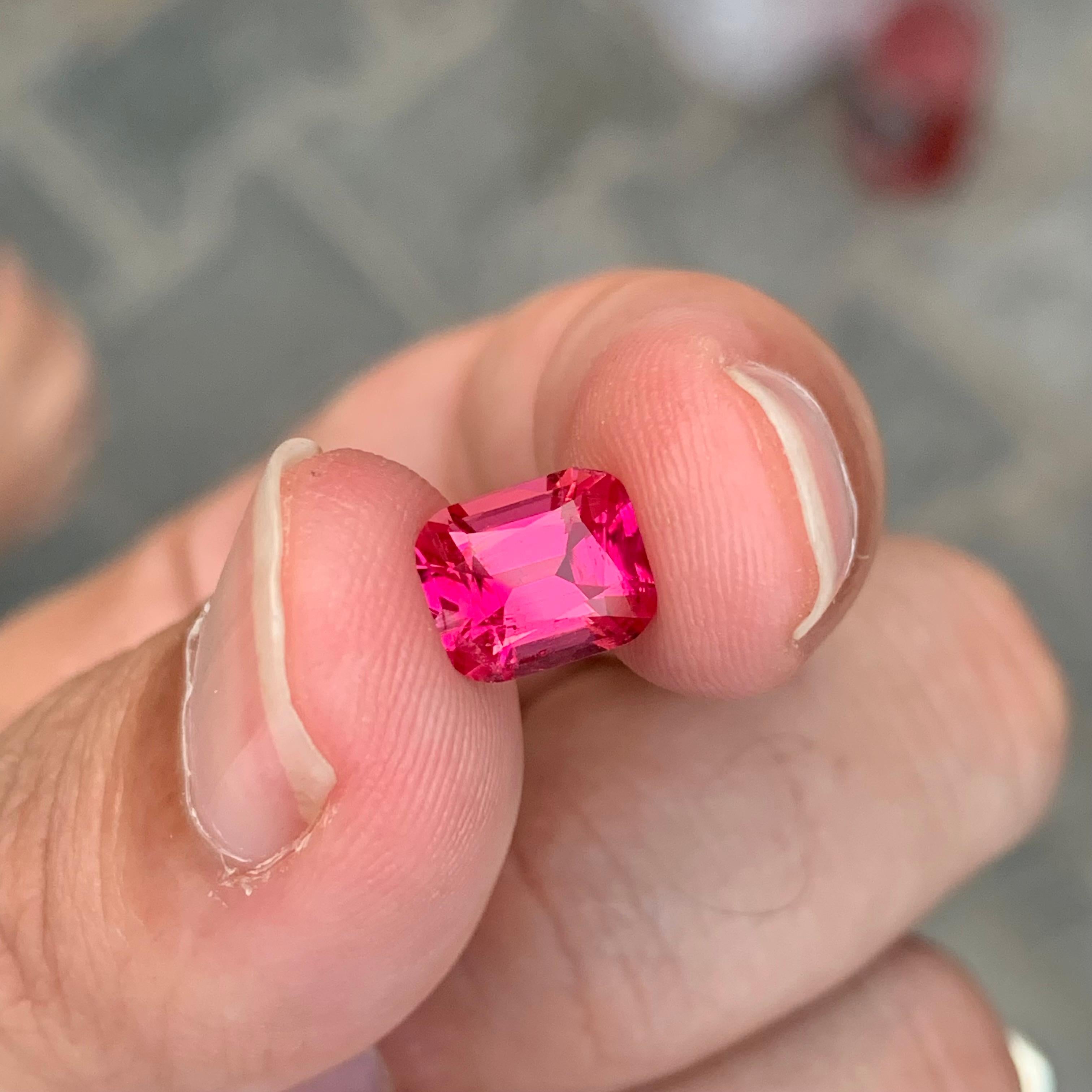 2.15 carati di eccellente tormalina rubellite sfaccettata a forma di cuscino in vendita 2