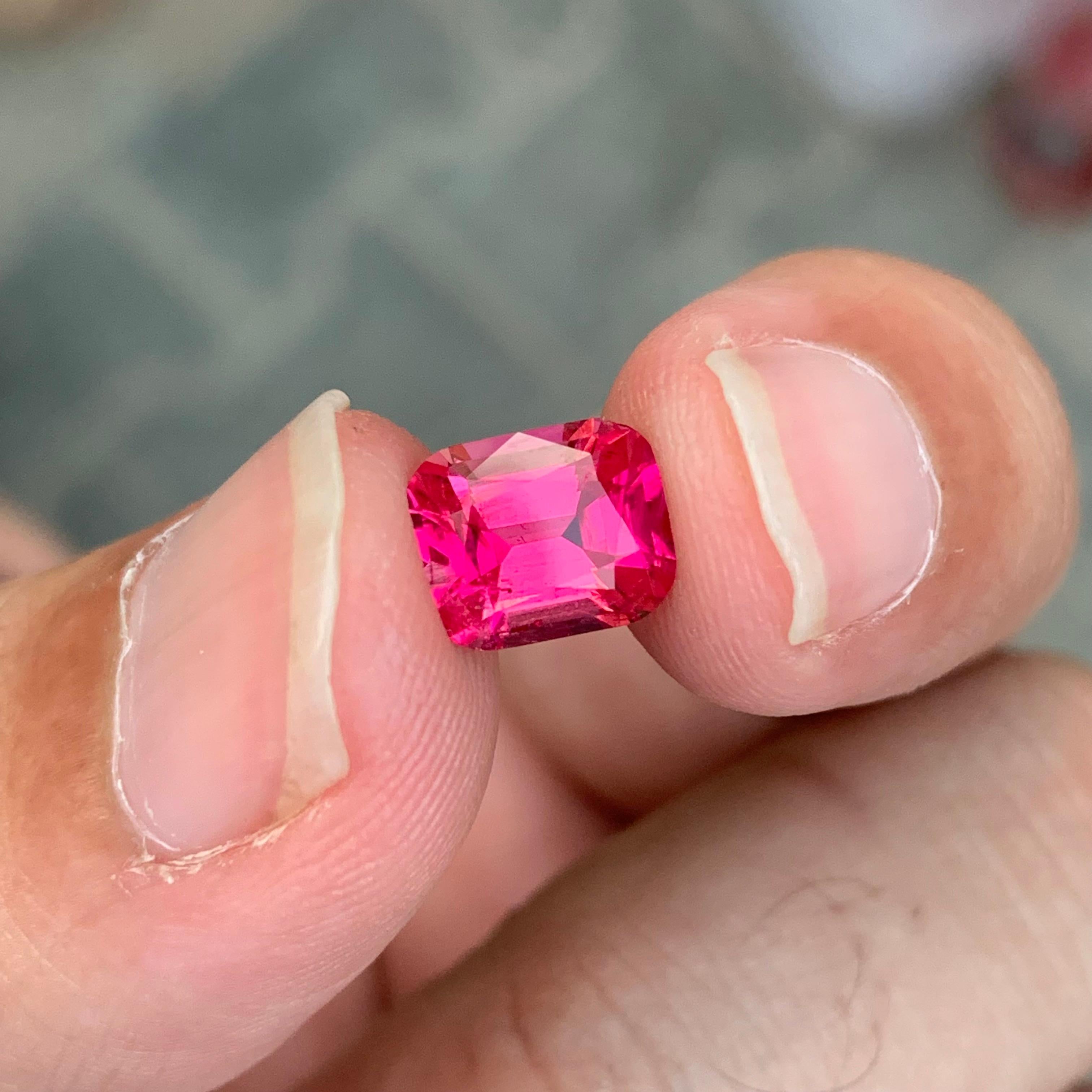 2.15 carati di eccellente tormalina rubellite sfaccettata a forma di cuscino in vendita 3