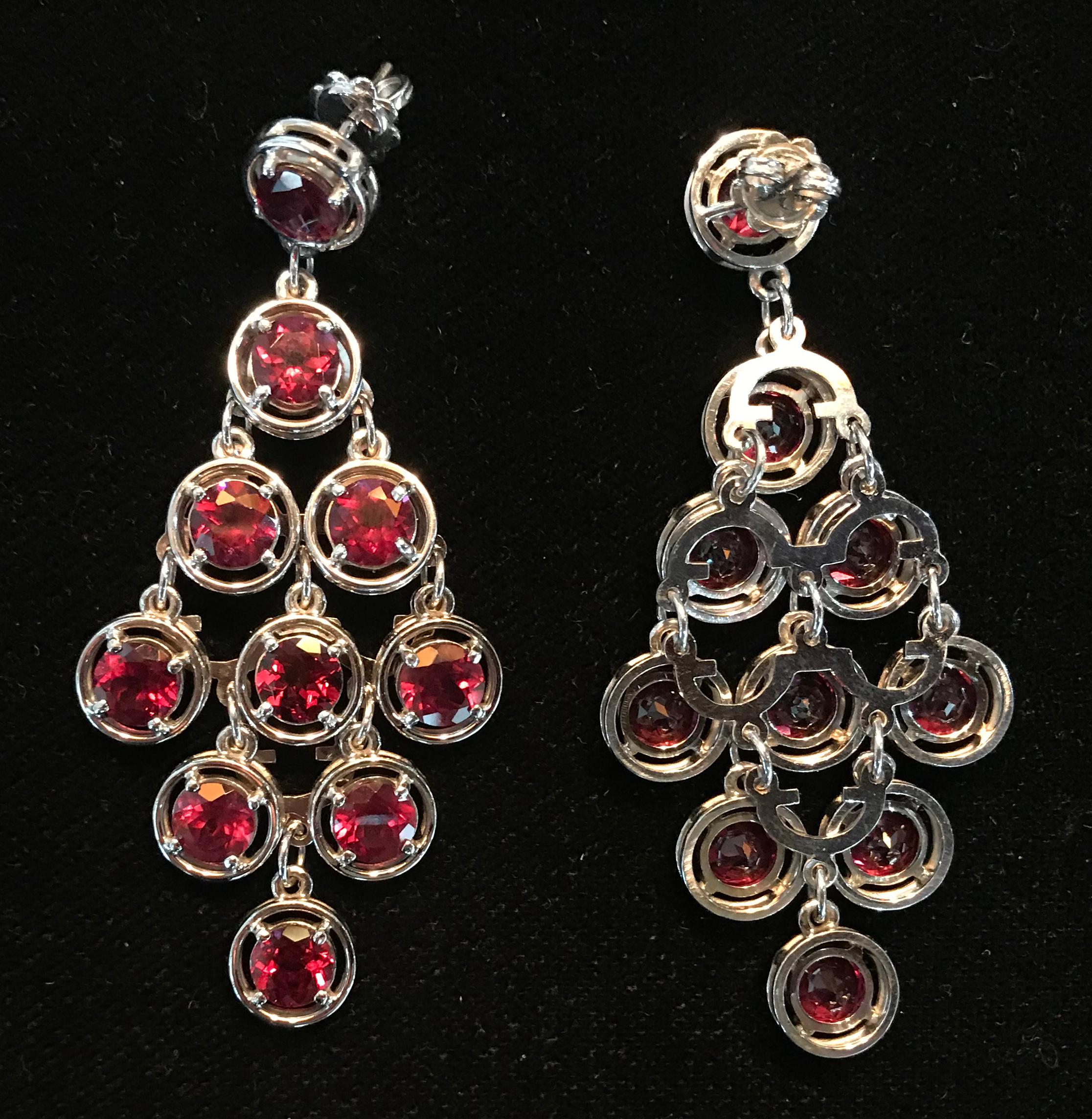 Contemporain Boucles d'oreilles pendantes chandelier en or 21,5 carats et grenats, fantaisie, Estate Fine Jewelry en vente