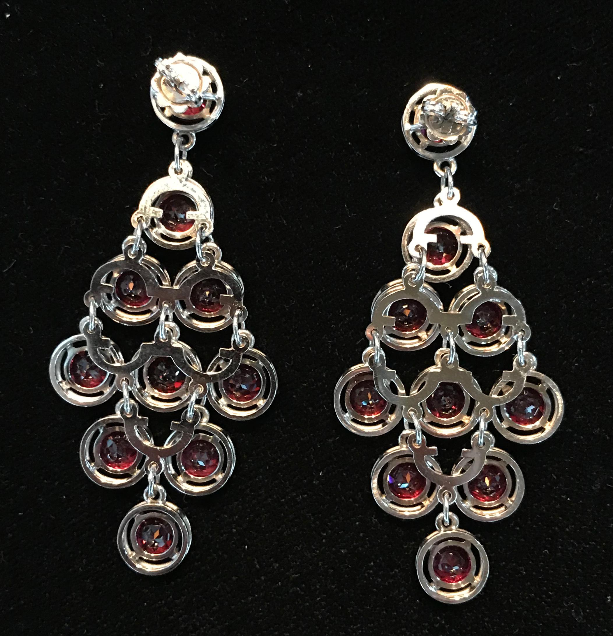 Boucles d'oreilles pendantes chandelier en or 21,5 carats et grenats, fantaisie, Estate Fine Jewelry Excellent état - En vente à Montreal, QC