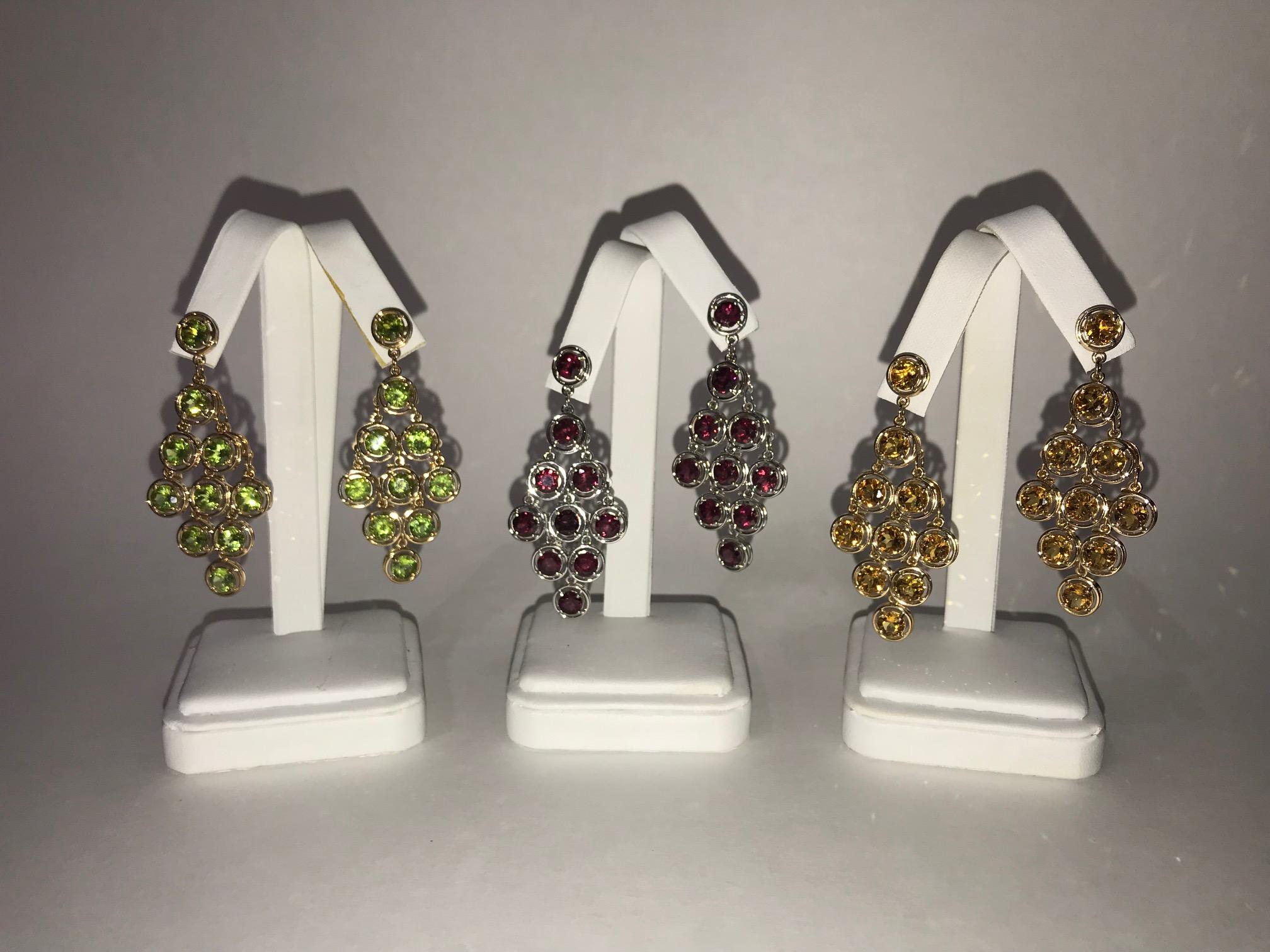 Boucles d'oreilles pendantes chandelier en or 21,5 carats et grenats, fantaisie, Estate Fine Jewelry Pour femmes en vente