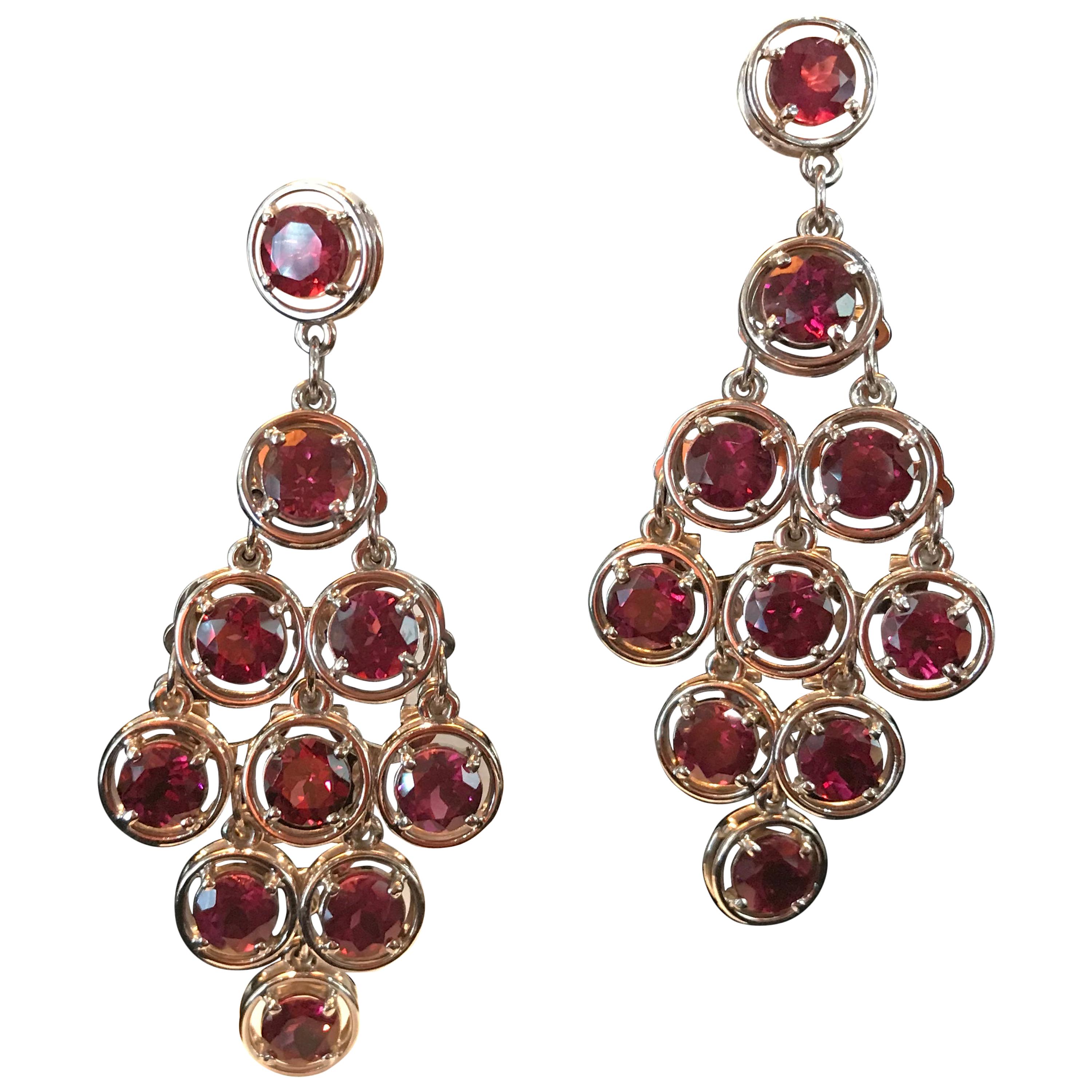 Boucles d'oreilles pendantes chandelier en or 21,5 carats et grenats, fantaisie, Estate Fine Jewelry en vente