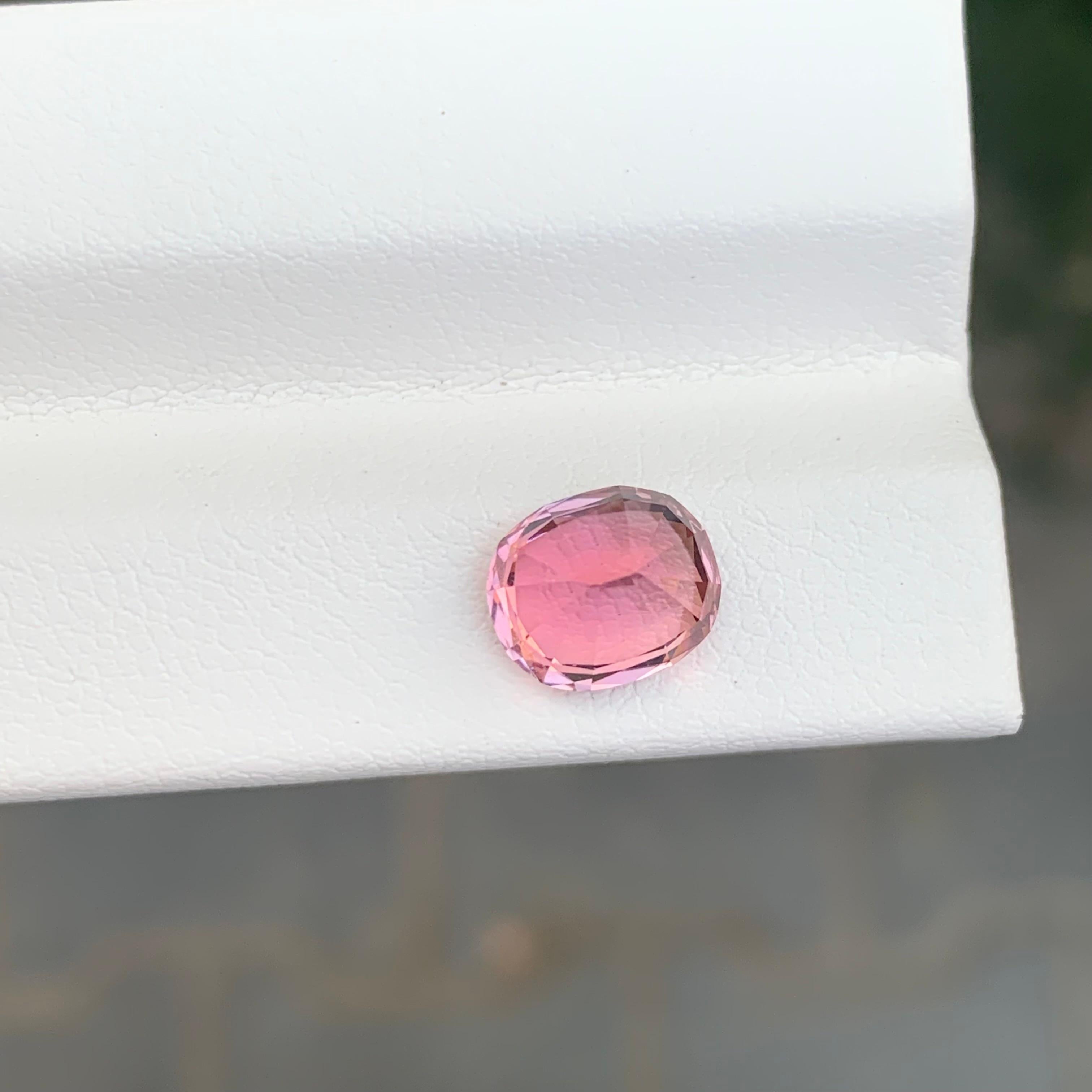 Tormalina rosa sfaccettata

Peso: 2,15 Carati
Dimensioni: 8,4 x 7,1 x 5,4 mm
Trattamento: Potenziamento del calore 
Certificato: Su richiesta del cliente
Forma: Cuscino ovale 


La tormalina è una gemma affascinante nota per la sua notevole varietà