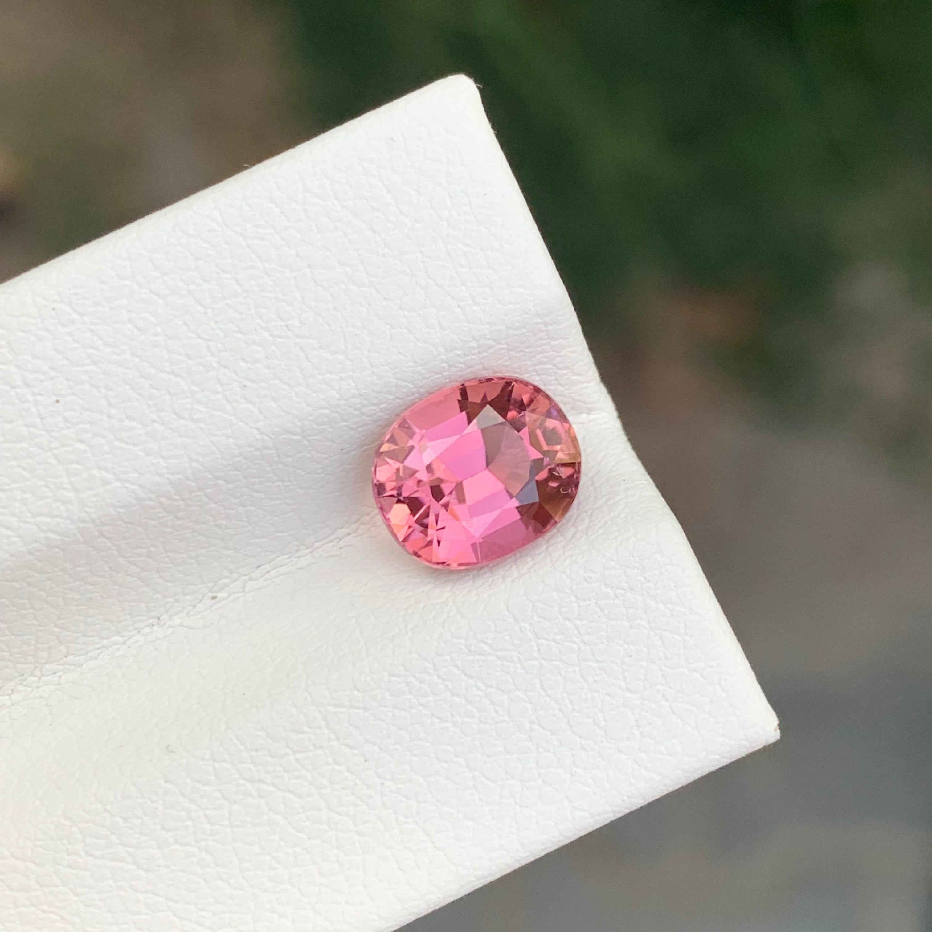 Arts and Crafts 2,15 carati di splendida tormalina rosa sfusa di forma ovale a cuscino in vendita