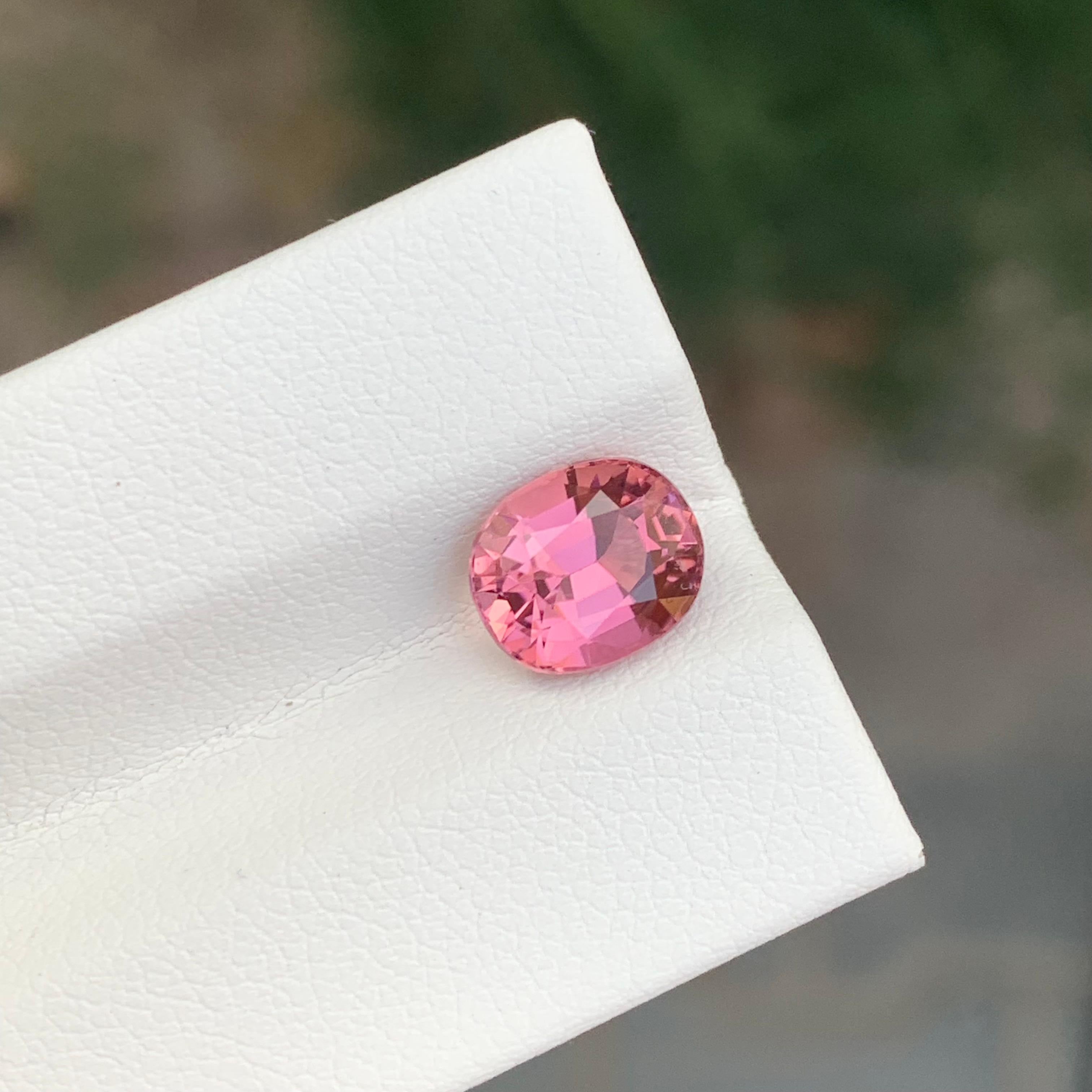 Taglio cuscino 2,15 carati di splendida tormalina rosa sfusa di forma ovale a cuscino in vendita