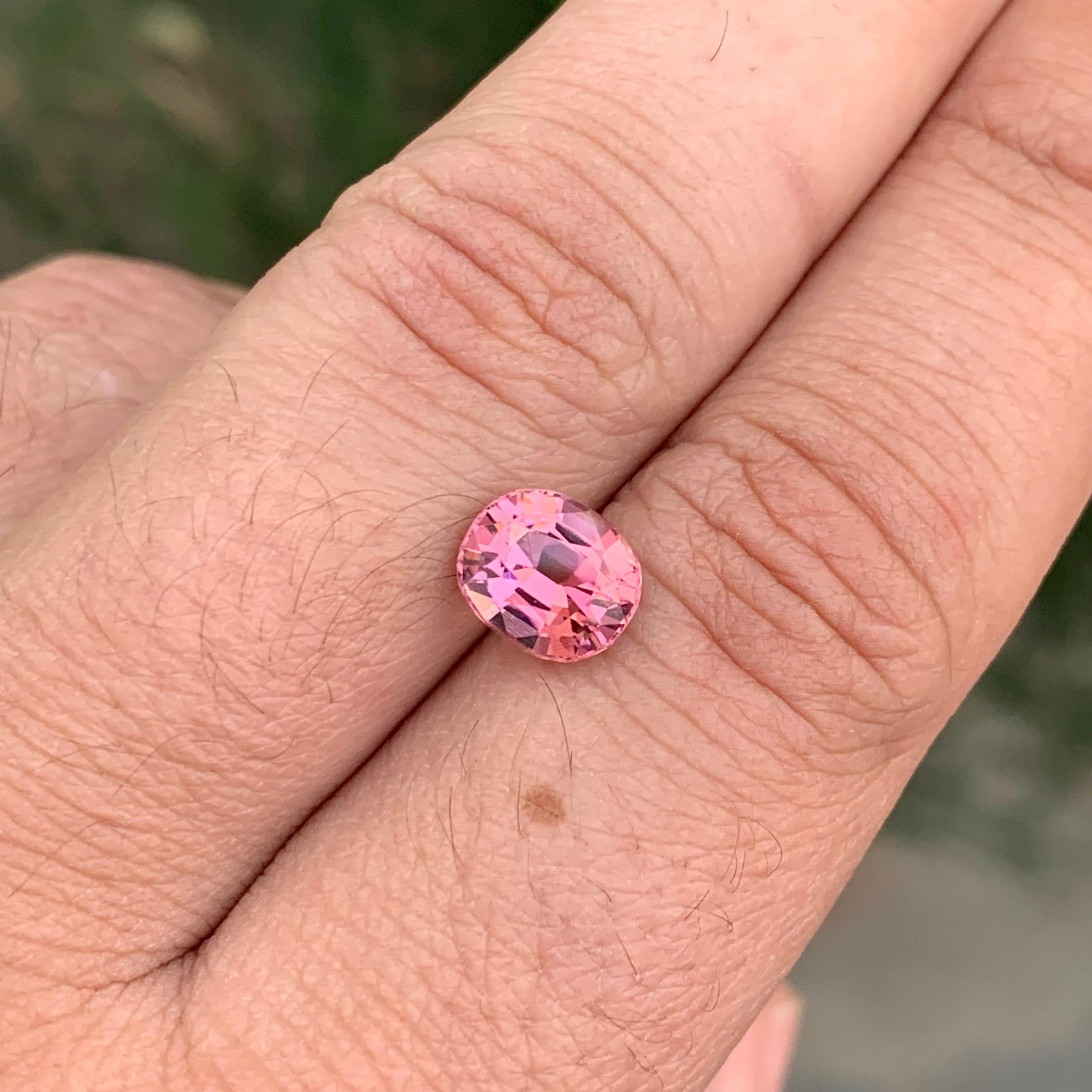 2,15 carati di splendida tormalina rosa sfusa di forma ovale a cuscino In condizioni Nuovo in vendita a Peshawar, PK