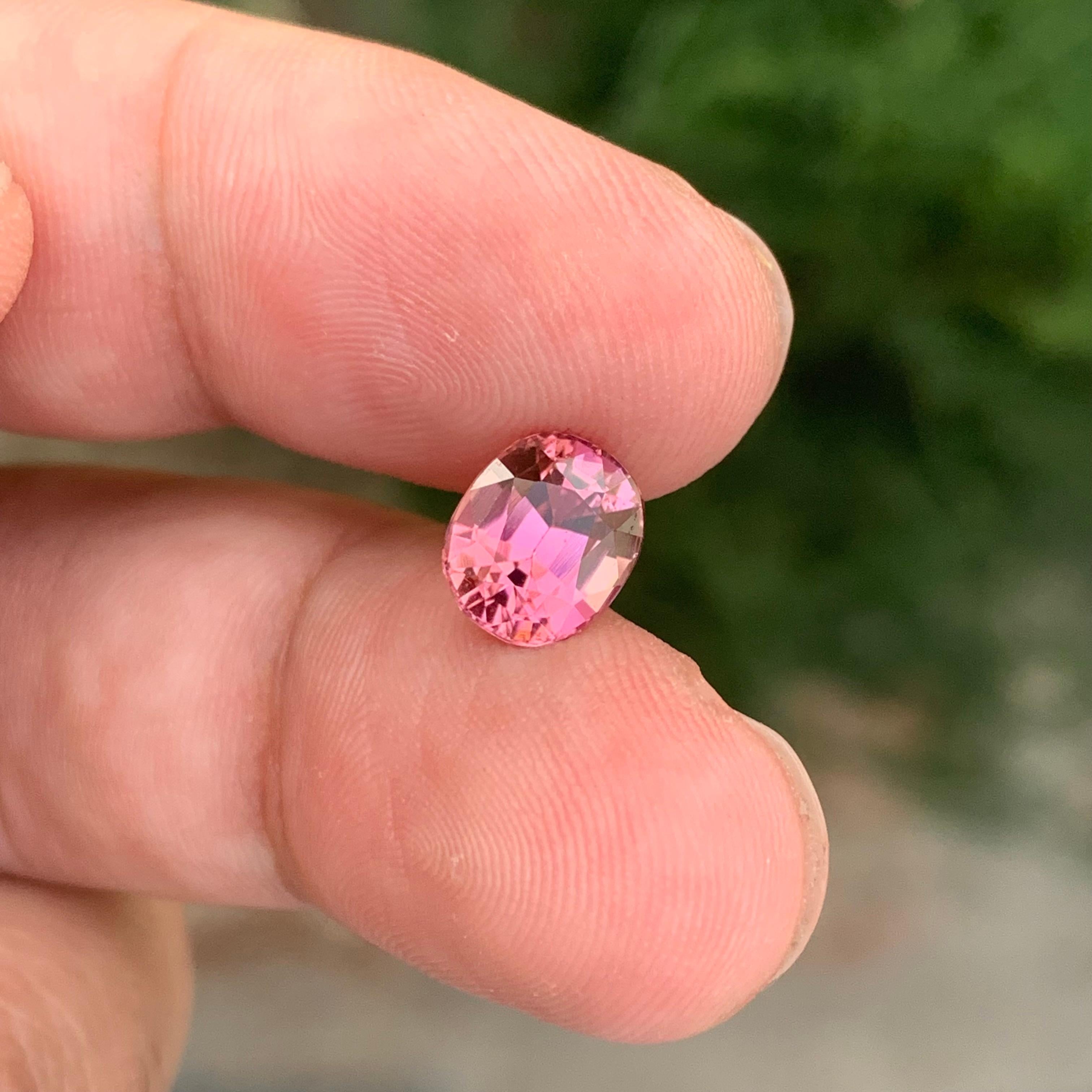 da uomo o donna 2,15 carati di splendida tormalina rosa sfusa di forma ovale a cuscino in vendita