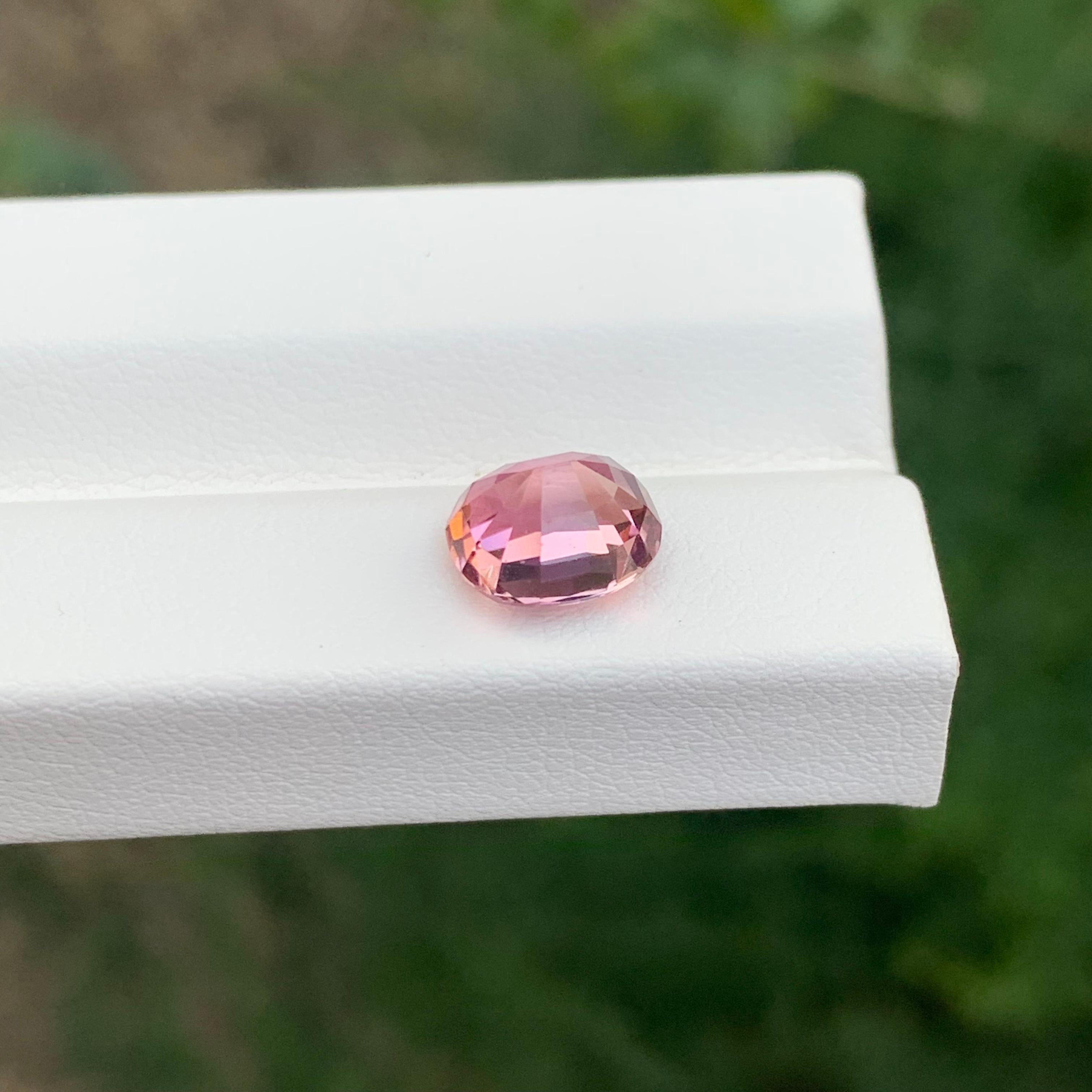 2,15 carati di splendida tormalina rosa sfusa di forma ovale a cuscino in vendita 1