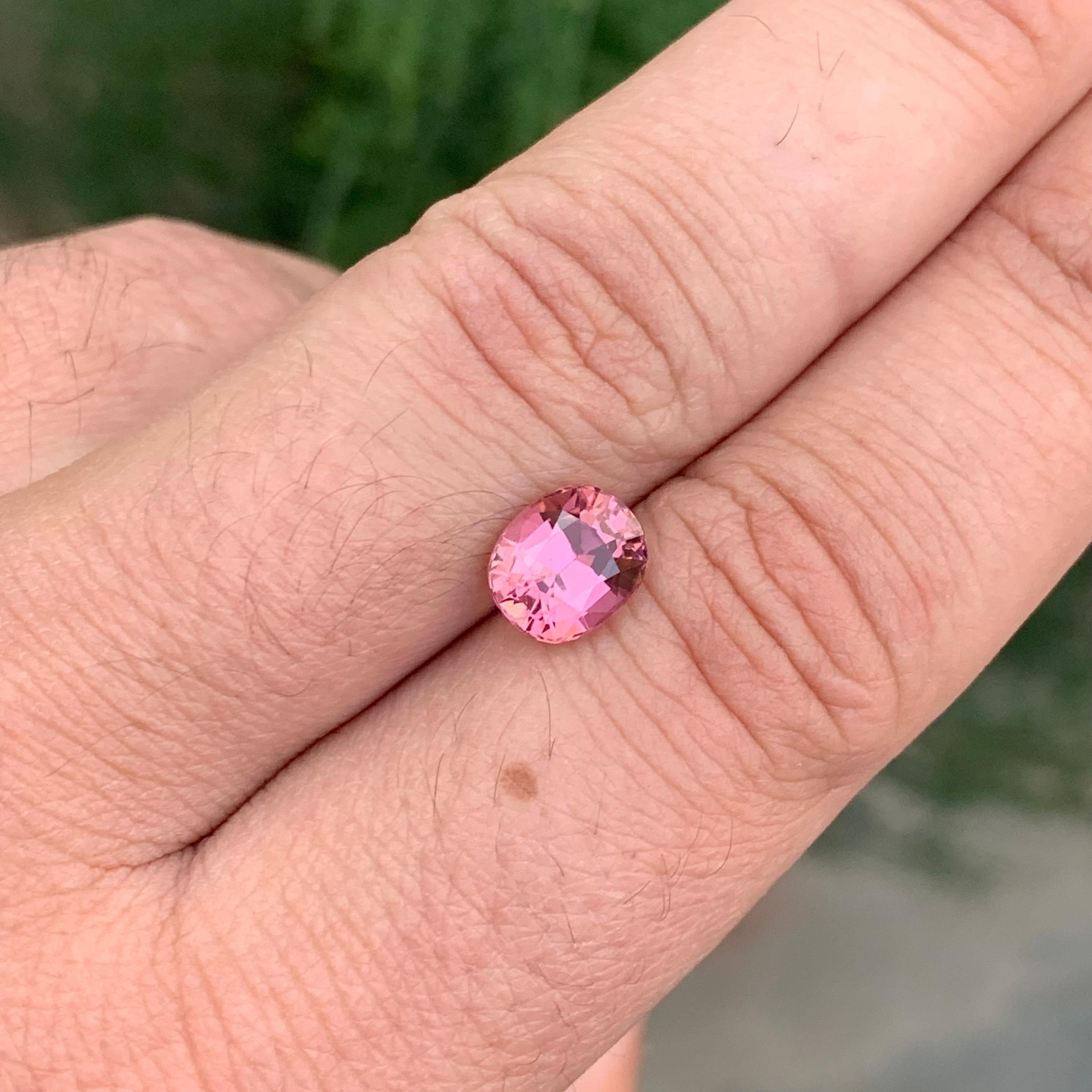 2,15 carati di splendida tormalina rosa sfusa di forma ovale a cuscino in vendita 2