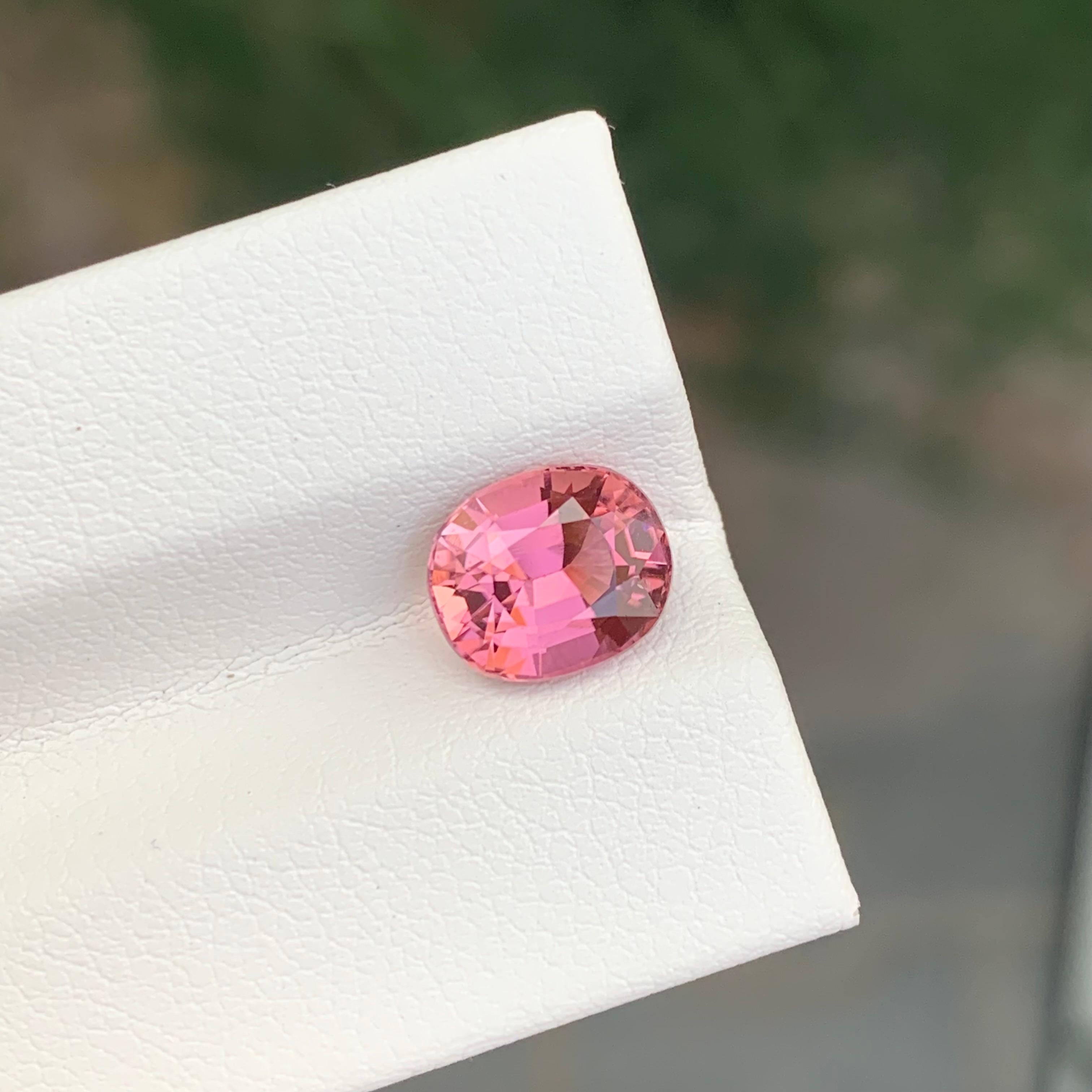 2,15 carati di splendida tormalina rosa sfusa di forma ovale a cuscino in vendita 3