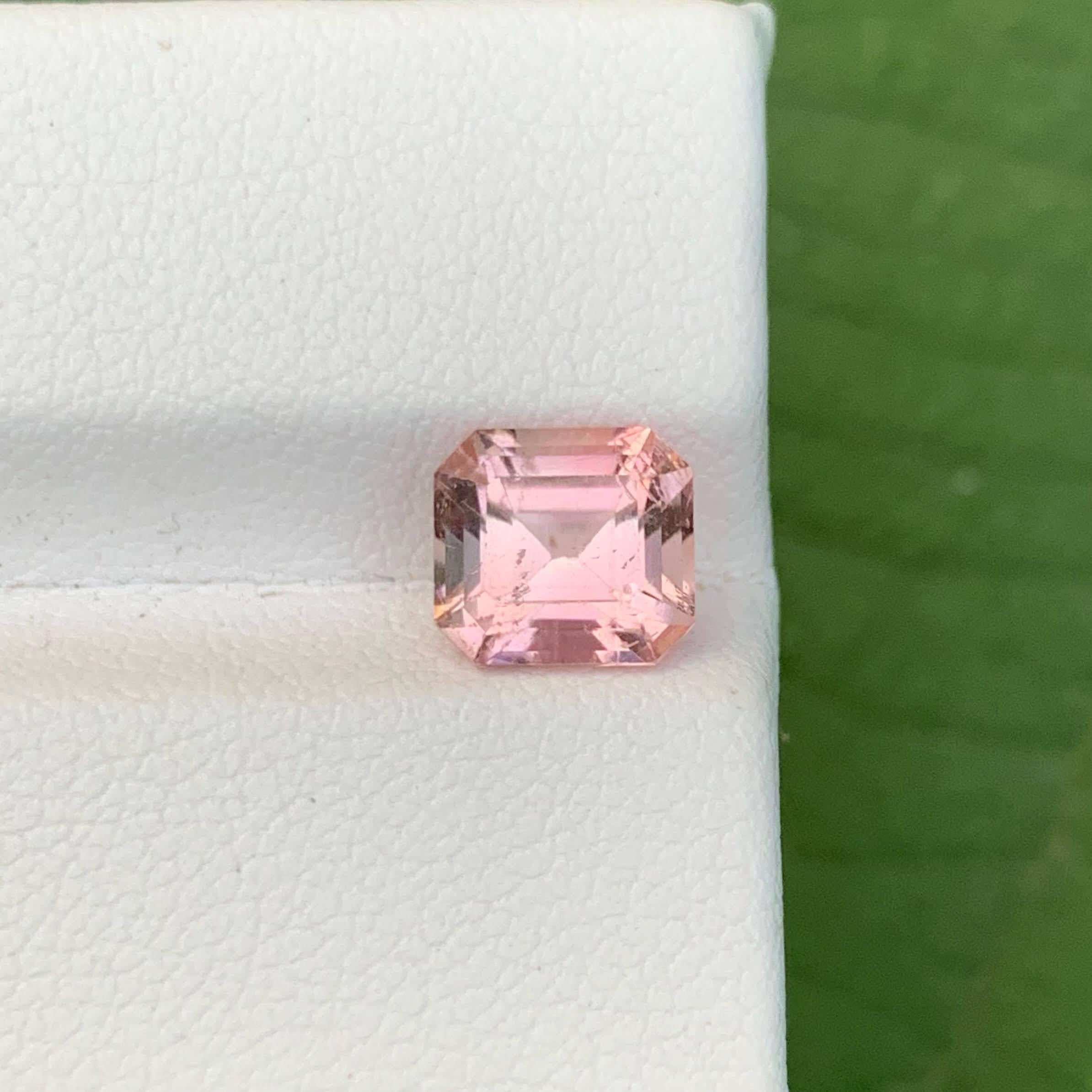 Poids 2,15 carats 
Dimensions 7.4x6.9x5.5mm
Traitement Aucun
Origine afghane 
Clarity SI
Forme Coupe Émeraude 





Cette tourmaline rose de 2,15 carats est une pierre précieuse élégante et charmante, admirée pour sa couleur délicate et sa