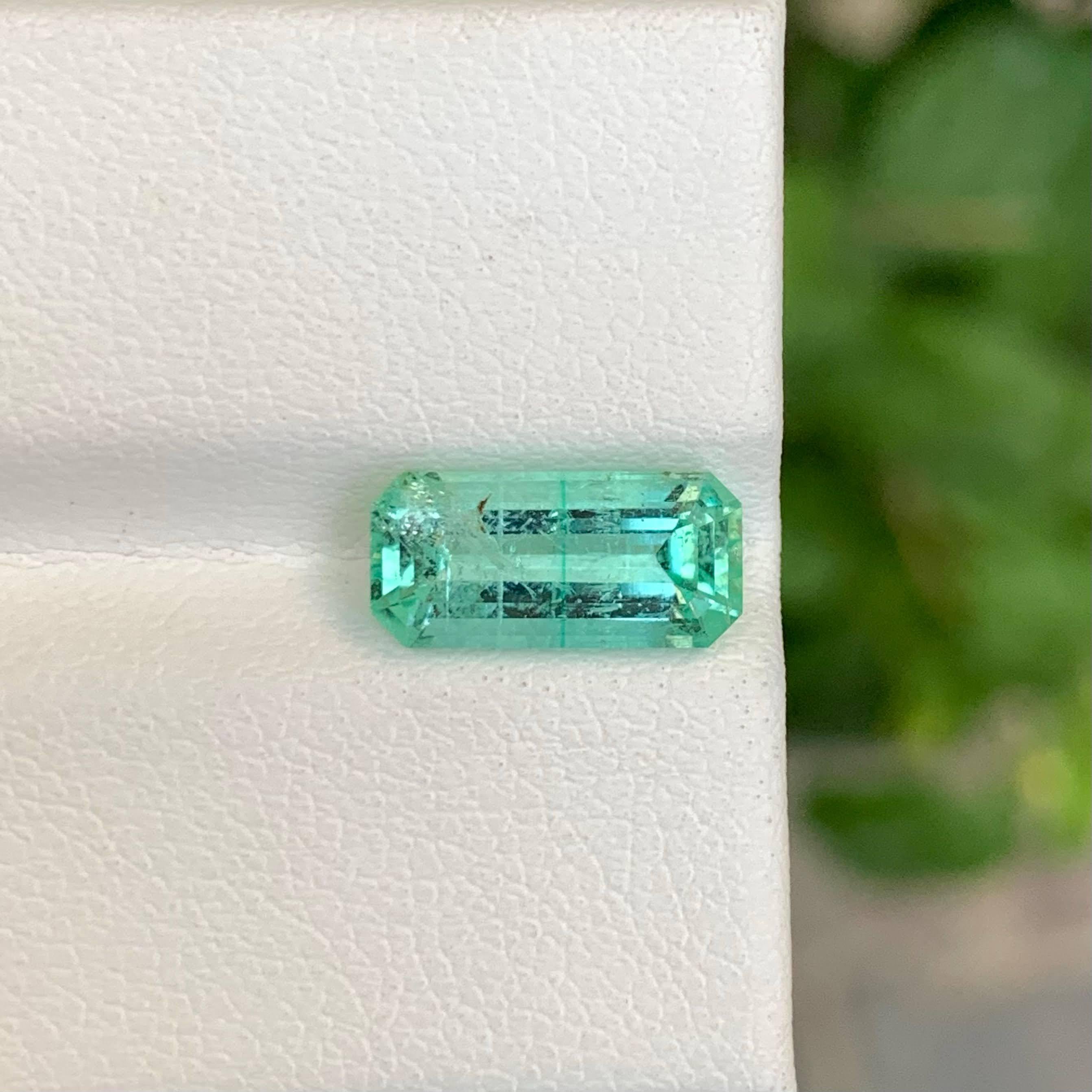 Peso 2,15 carati
Dimensioni 11,4x5,4x4,4 mm
Trattamento Nessuno
Origine afgana 
Chiarezza SI
Forma Taglio Smeraldo
NA



Questo smeraldo naturale da 2,15 carati presenta una tonalità verde brillante e il classico taglio a smeraldo, offrendo un