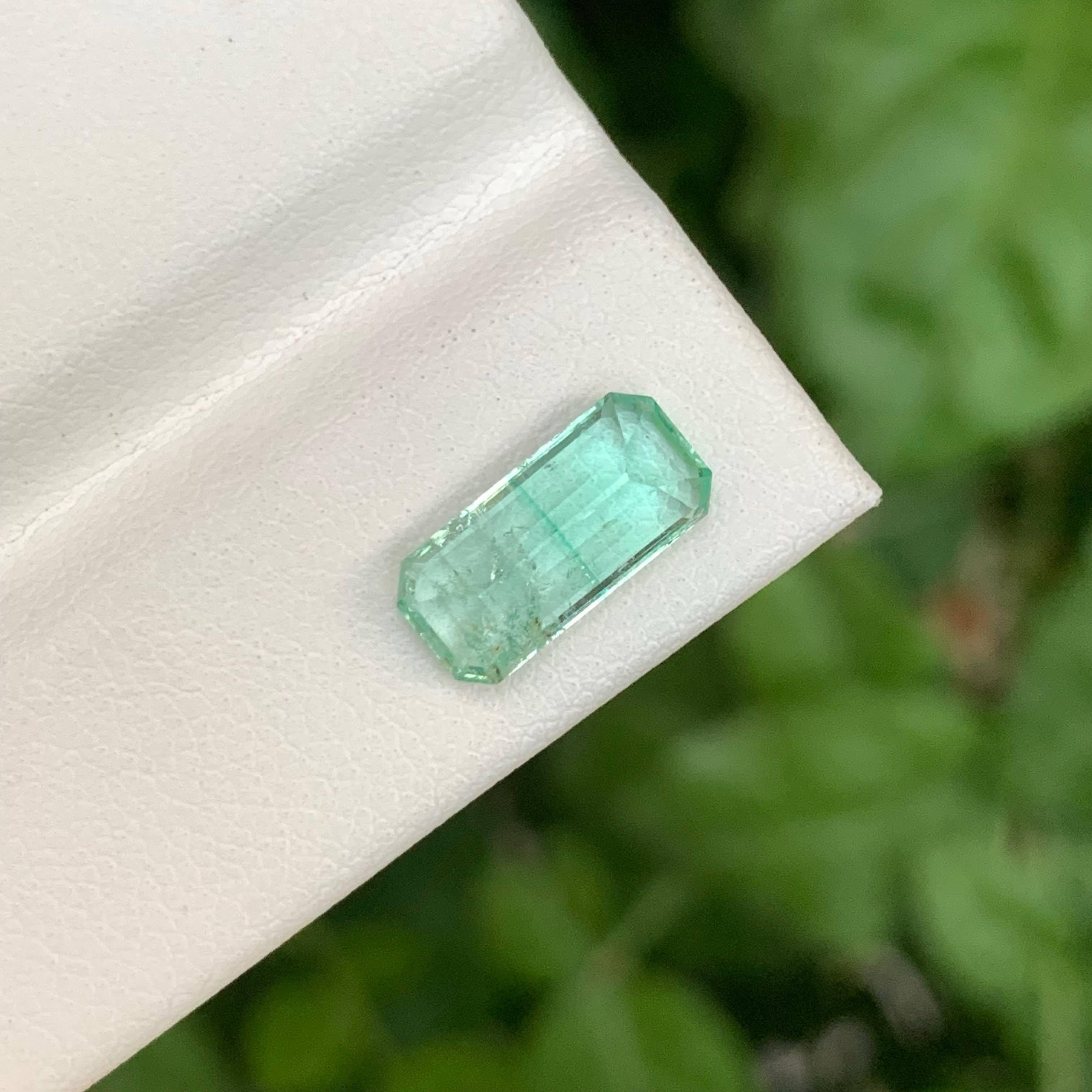 Moderno 2,15 carati di smeraldo naturale sfuso Pietra preziosa con taglio a smeraldo proveniente dall'Afghanistan in vendita