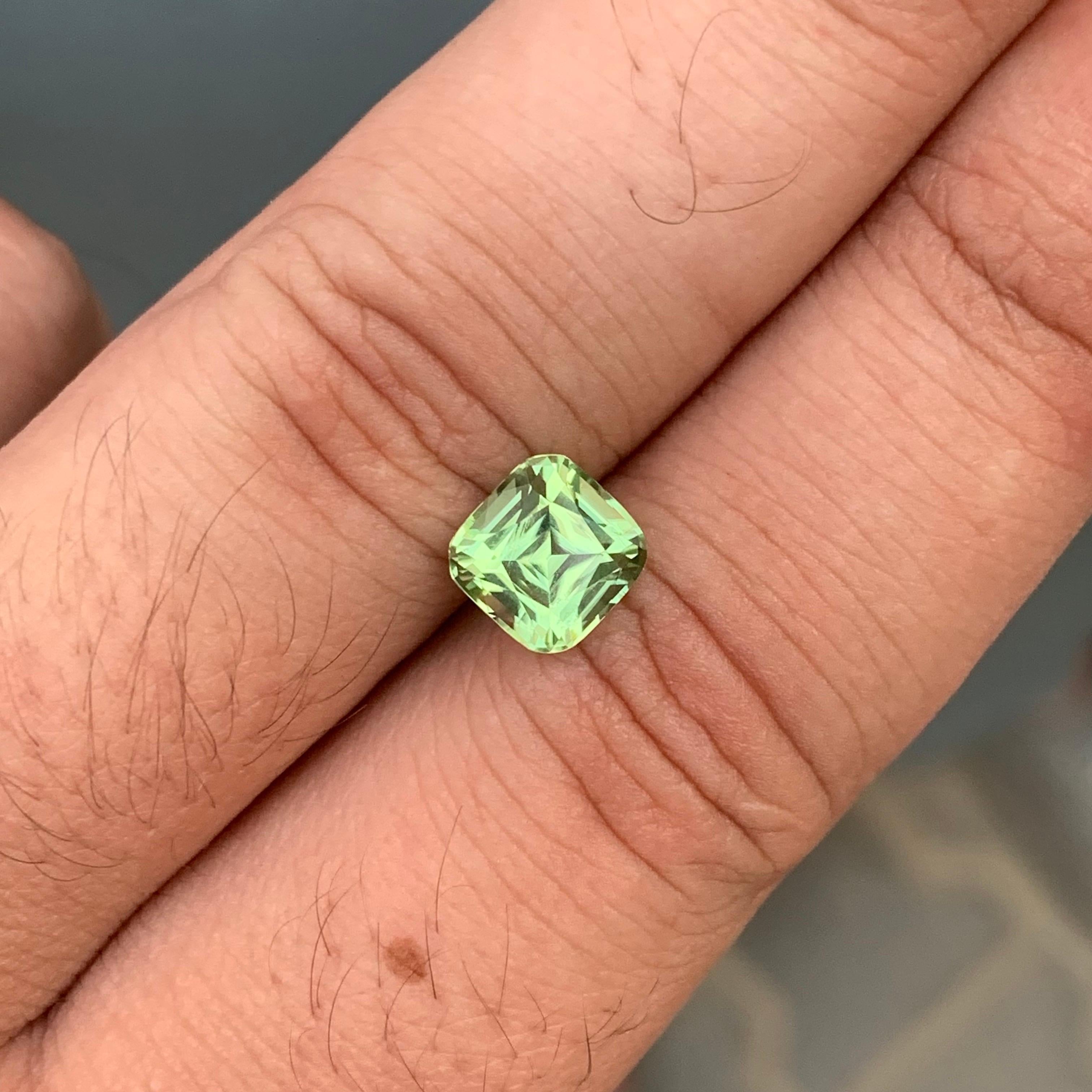 Arts and Crafts 2.15 Carat Natural Loose Green Tourmaline Cushion Shape Gemstone (Tourmaline verte en forme de coussin) en vente
