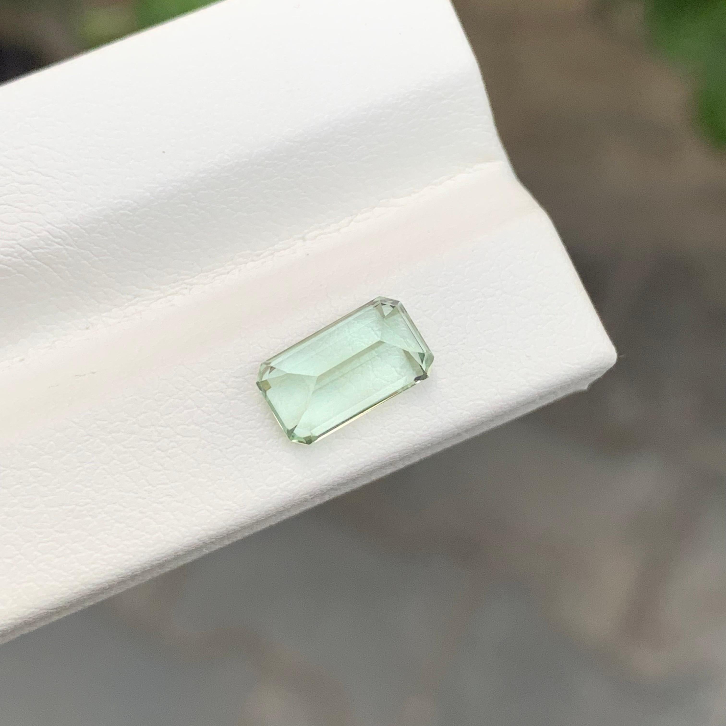 2.15 Carat Natural Loose Light Green Tourmaline Emerald Shape Gem en vente 4