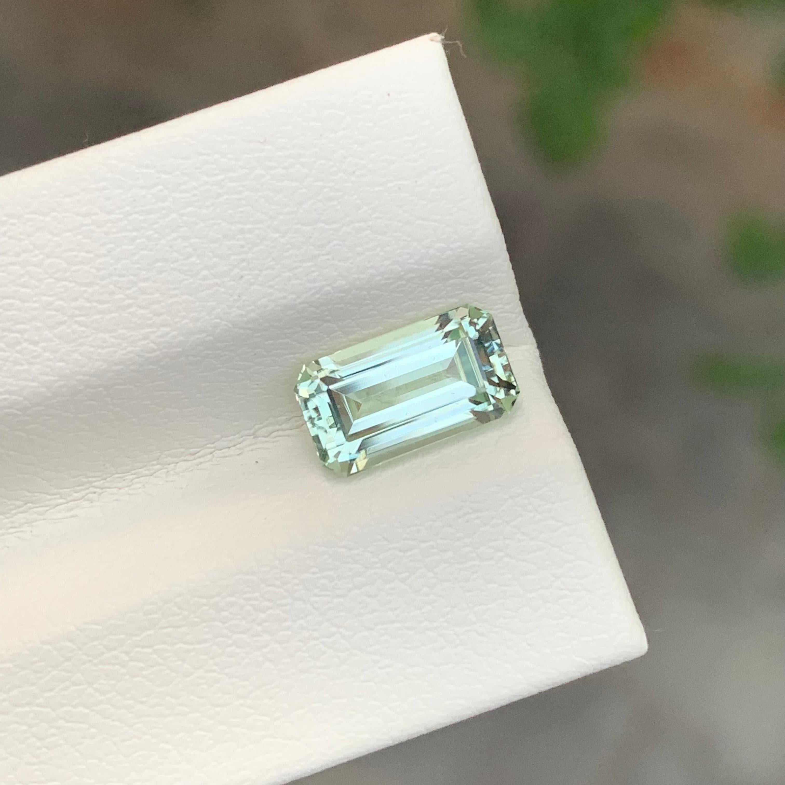 Tourmaline verte claire facettée

Poids : 2.15 Carat
Dimension : 9,5 x 5,4 x 4,6 mm
Couleur : Vert clair
Traitement : Non
Certificat : Sur demande du client
Forme : Émeraude 


La tourmaline est une pierre précieuse captivante connue pour sa