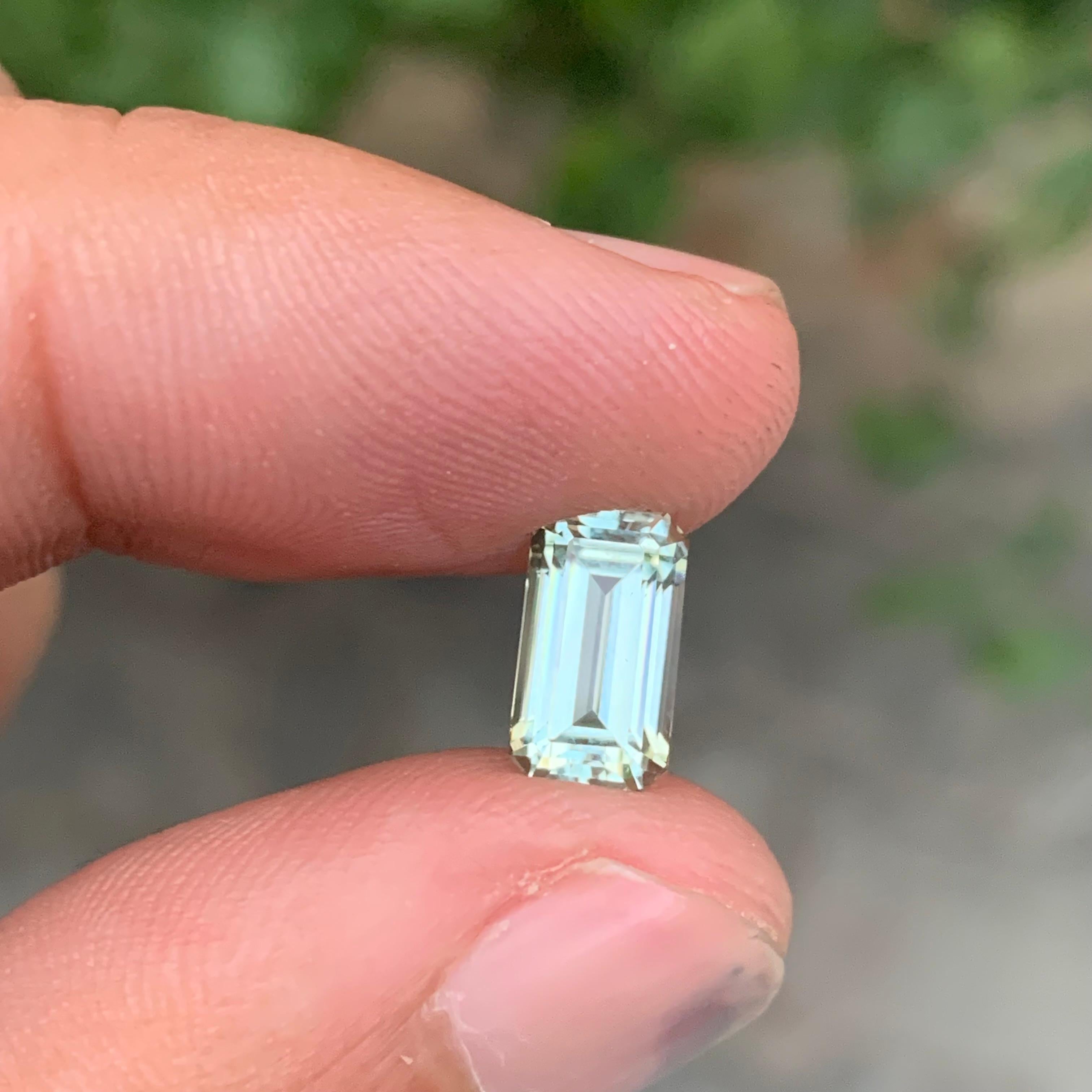 2.15 Carat Natural Loose Light Green Tourmaline Emerald Shape Gem Unisexe en vente