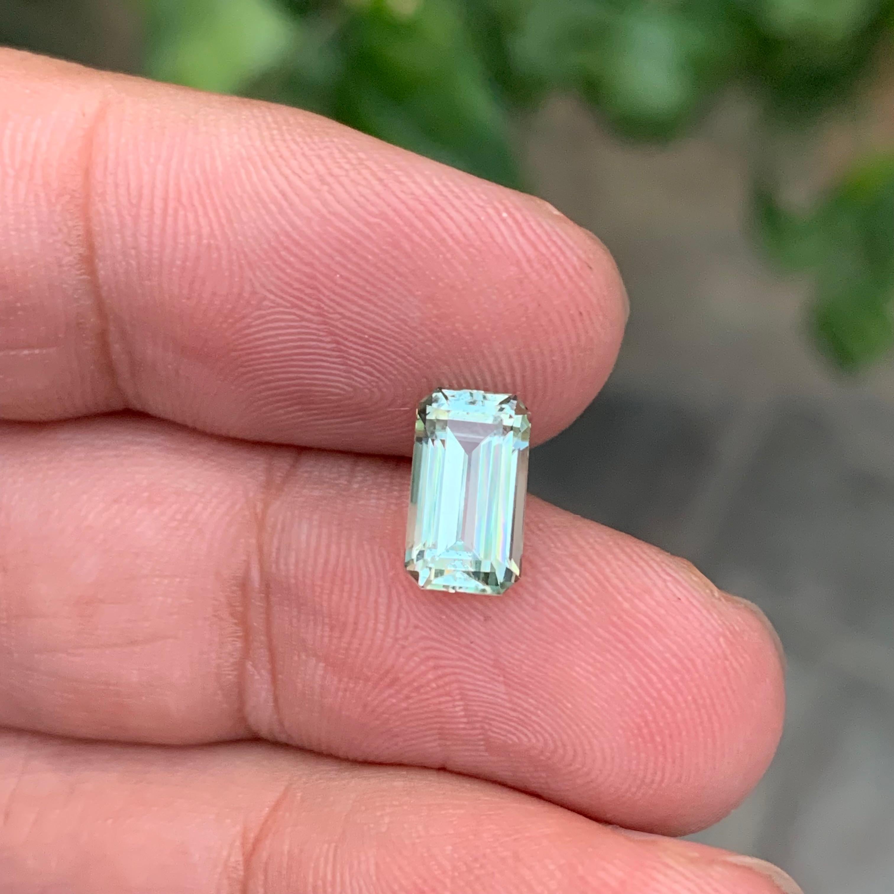 2.15 Carat Natural Loose Light Green Tourmaline Emerald Shape Gem en vente 1