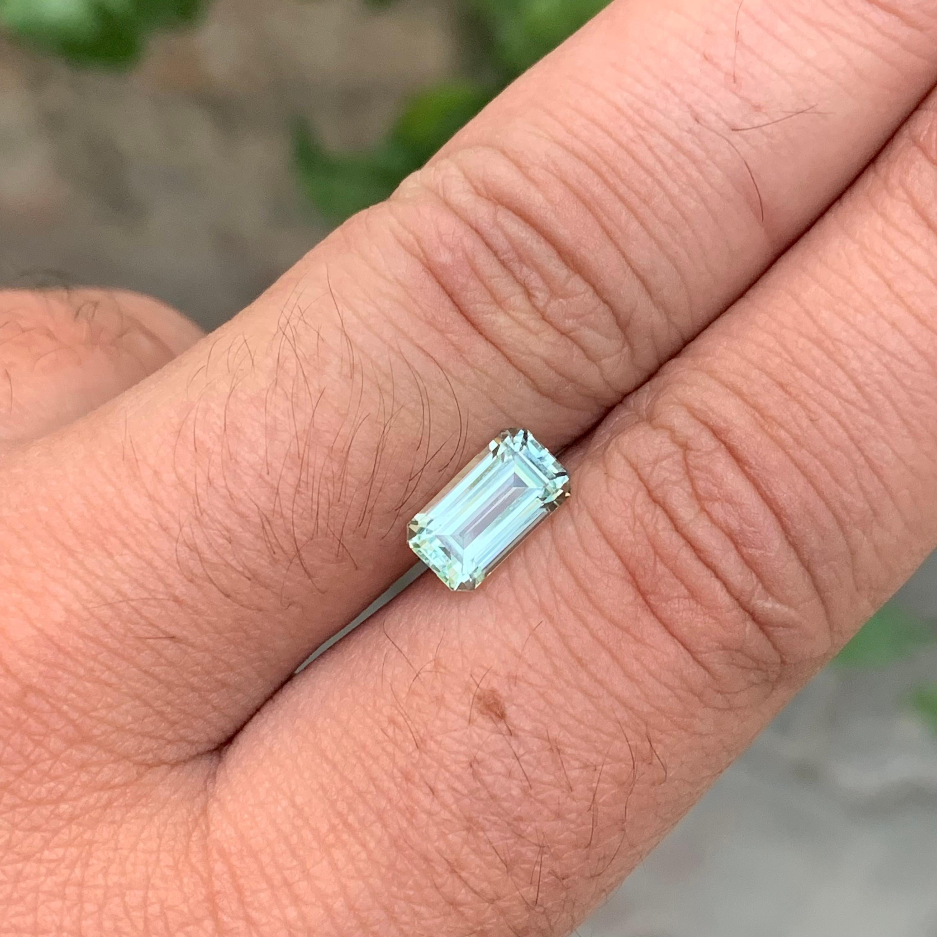 2.15 Carat Natural Loose Light Green Tourmaline Emerald Shape Gem en vente 2