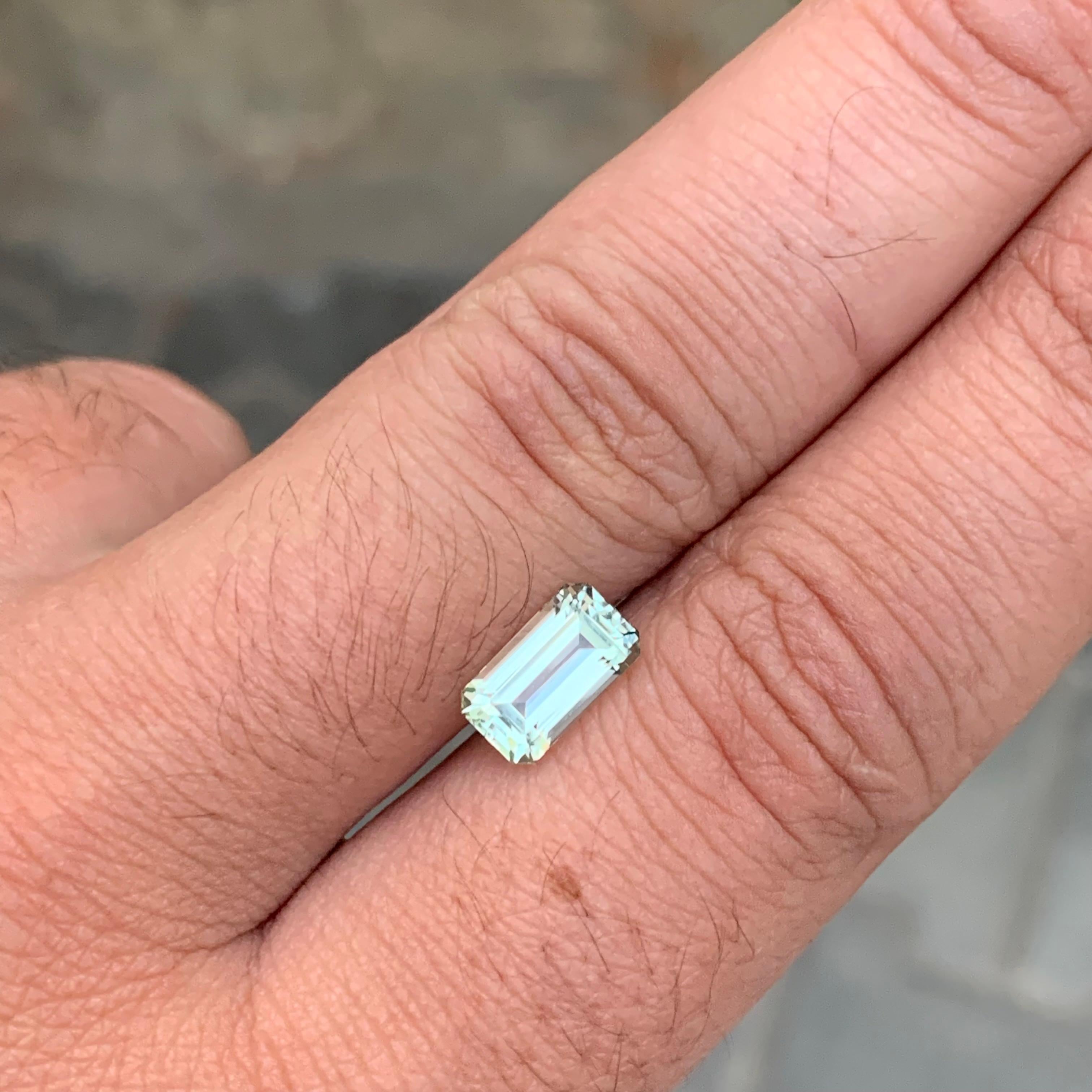 2.15 Carat Natural Loose Light Green Tourmaline Emerald Shape Gem en vente 3