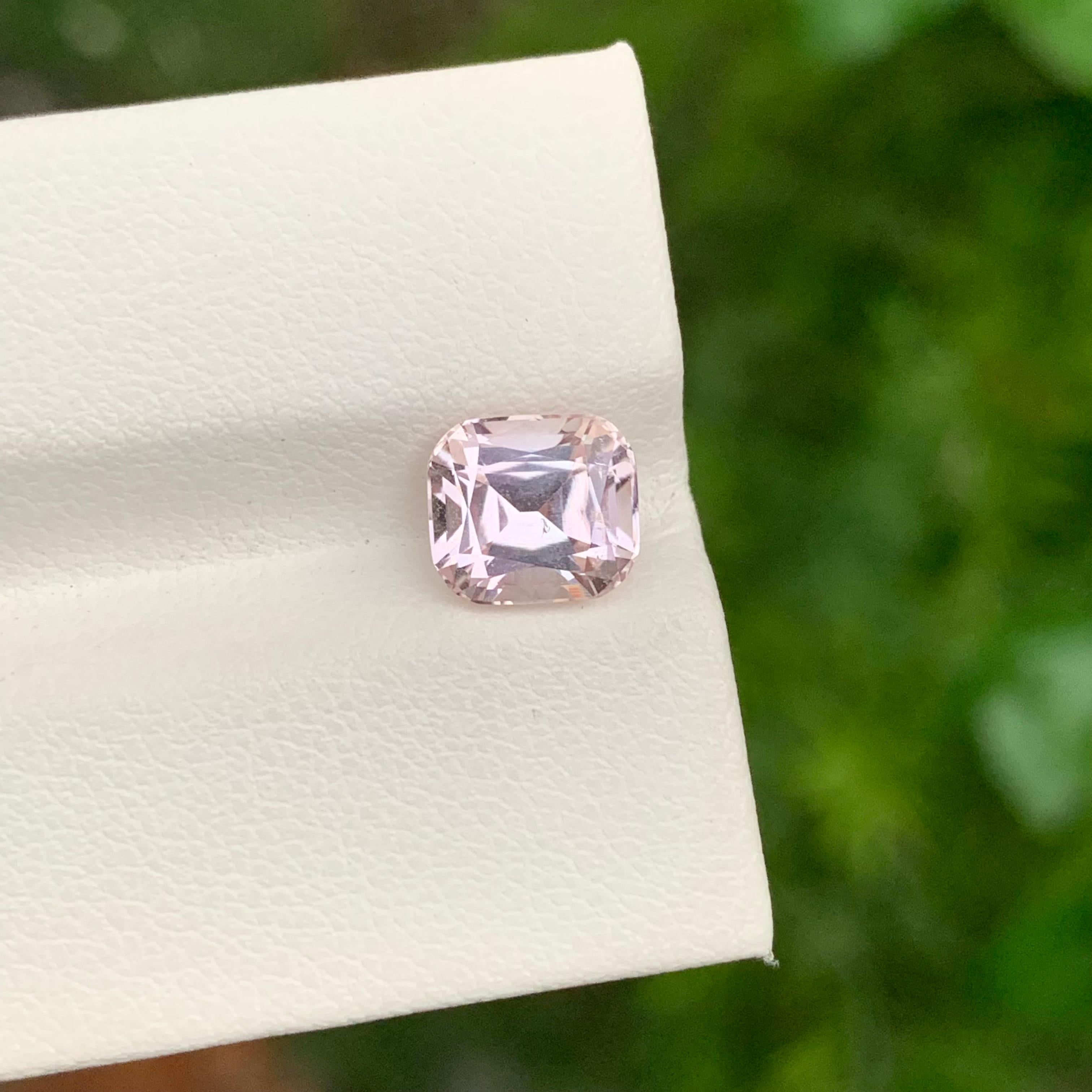 Arts and Crafts Tourmaline rose clair non sertie de 2.15 carat de forme coussin pour bague en vente
