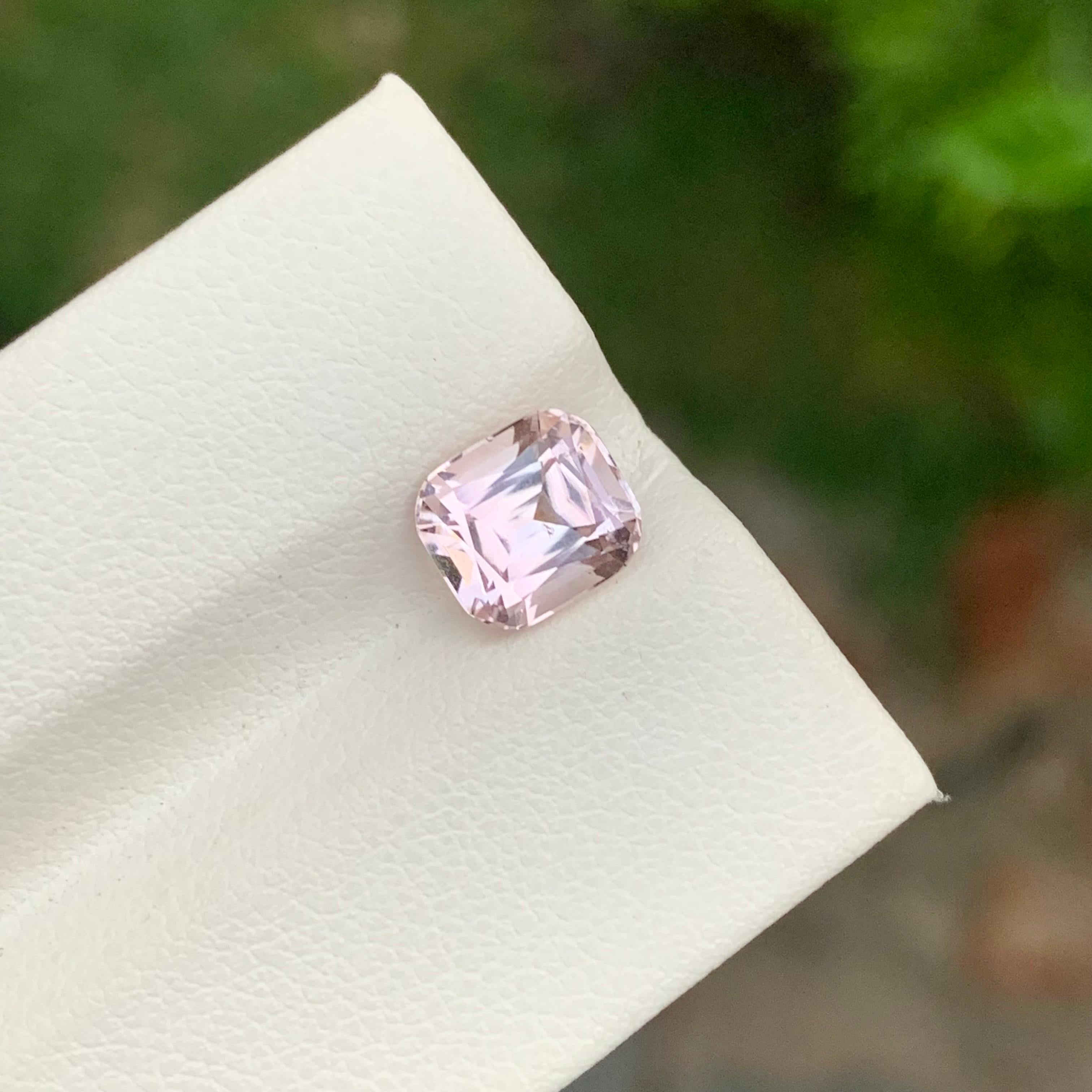 Taille coussin Tourmaline rose clair non sertie de 2.15 carat de forme coussin pour bague en vente