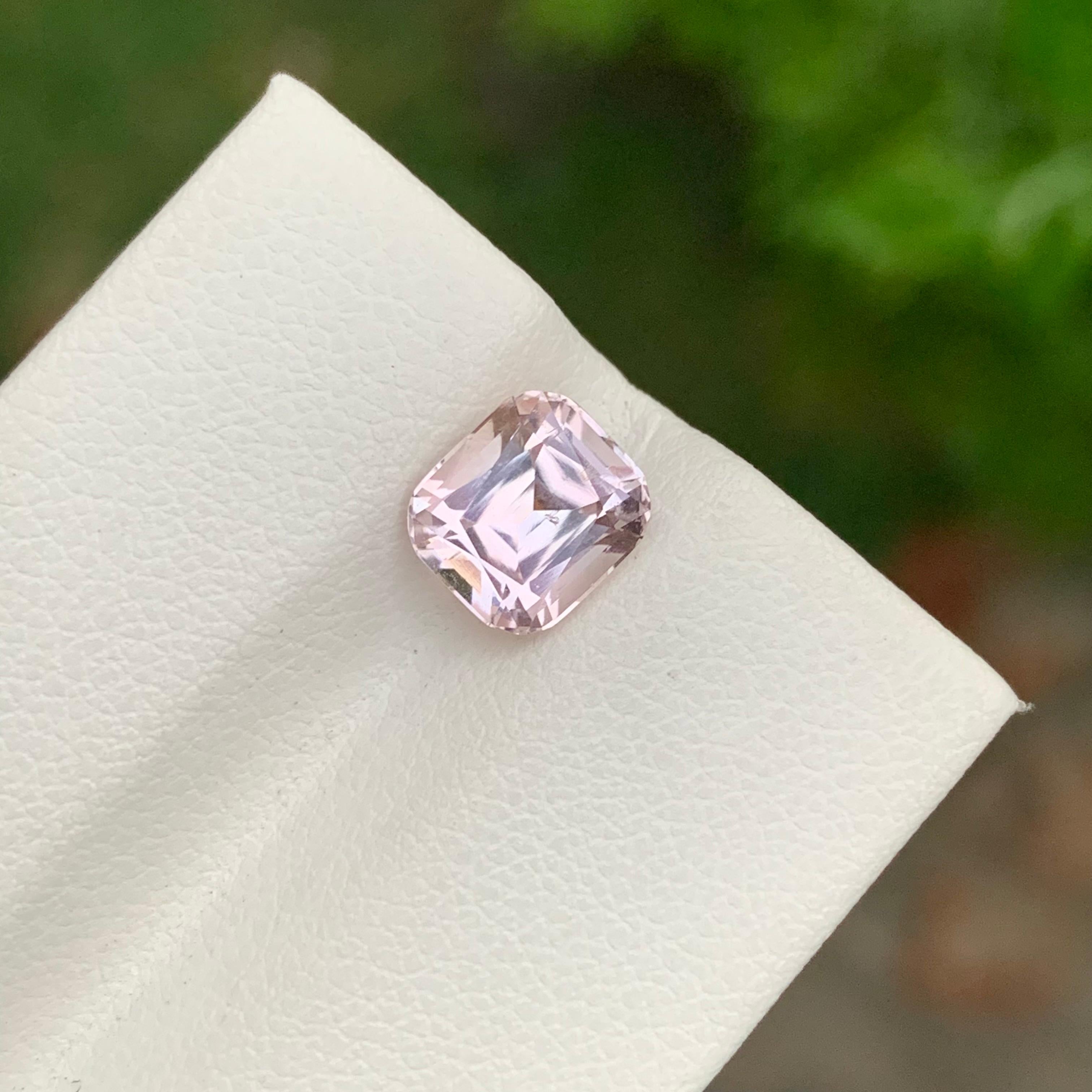 Tourmaline rose clair non sertie de 2.15 carat de forme coussin pour bague Unisexe en vente